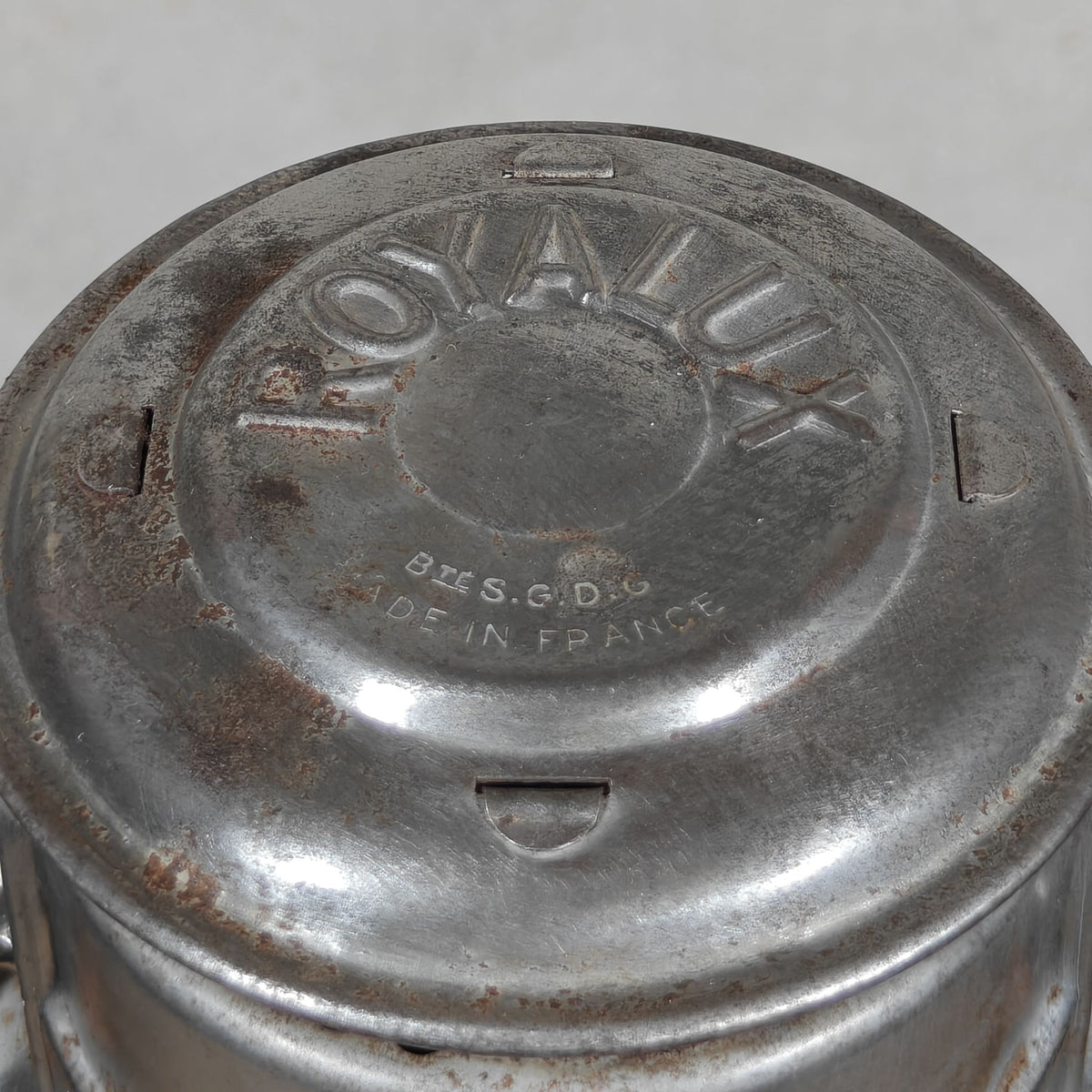 Vintage Royalux Hurricane Lantern by SIF, France 1950s – Globe Lift via Handle, 15 mm Wick, Wire Guard