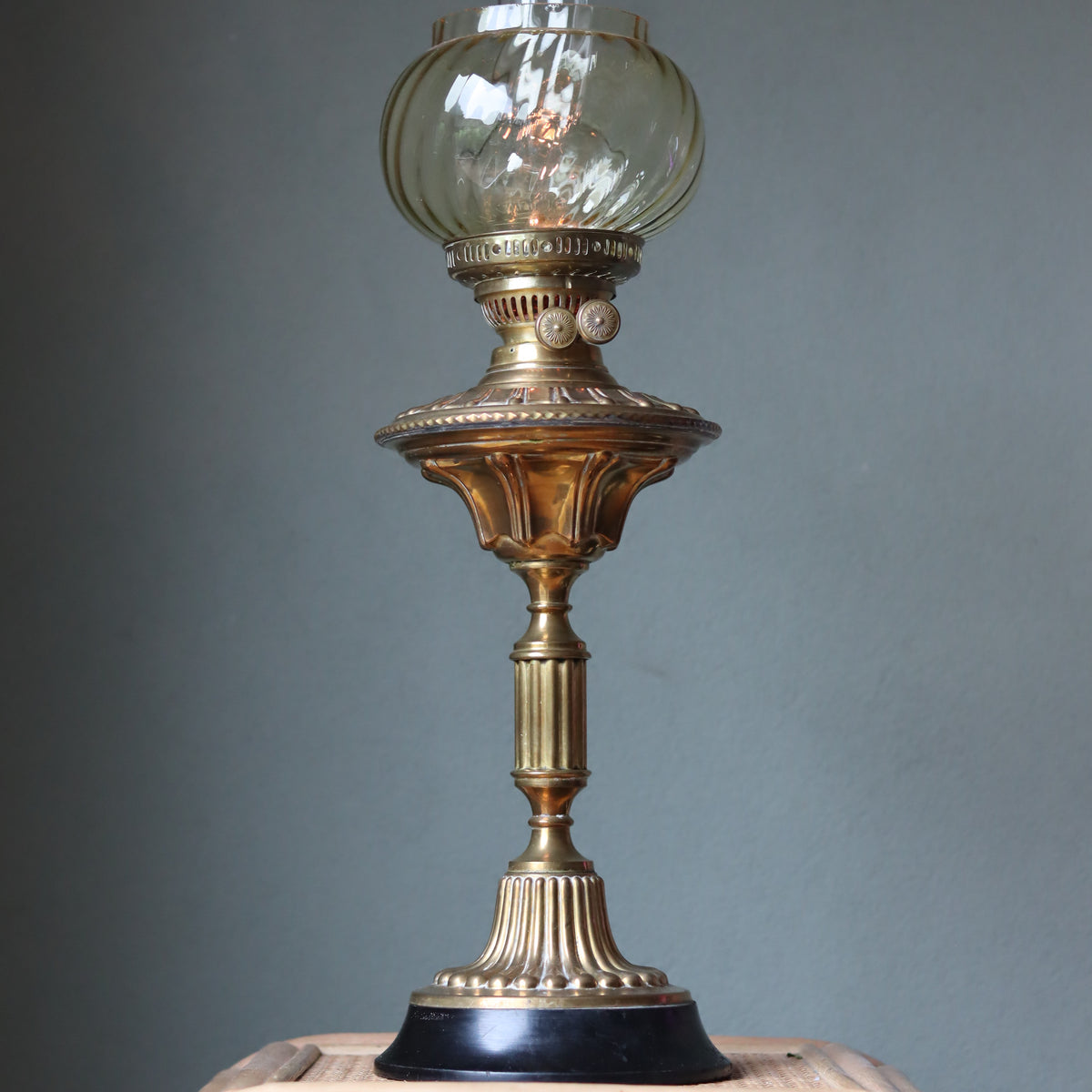 Vintage Brass Oil Lamp – Duplex Double Wick Burner – Yellow Glass Shade – 1950s–1970s elegant brass lamp with clear glass shade