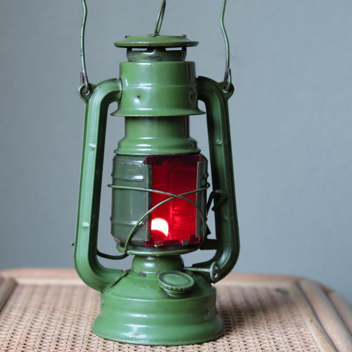 Rare Vintage Jupiter-1 Green Hurricane Lantern – Unique Flat Glass Holder with Red & Clear Panels oil lamp detail
