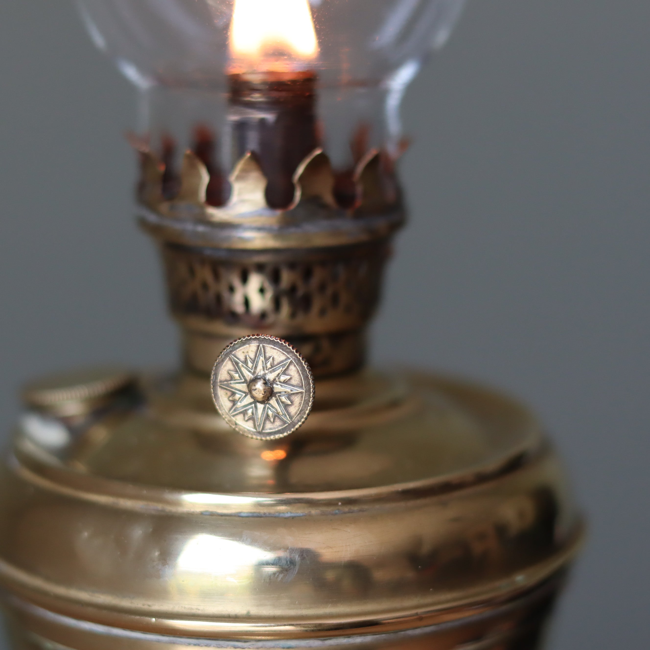 Rare Antique Oil Lamp with Unique Hollow Wick – Elegant Brass Design (c.1900–1930)