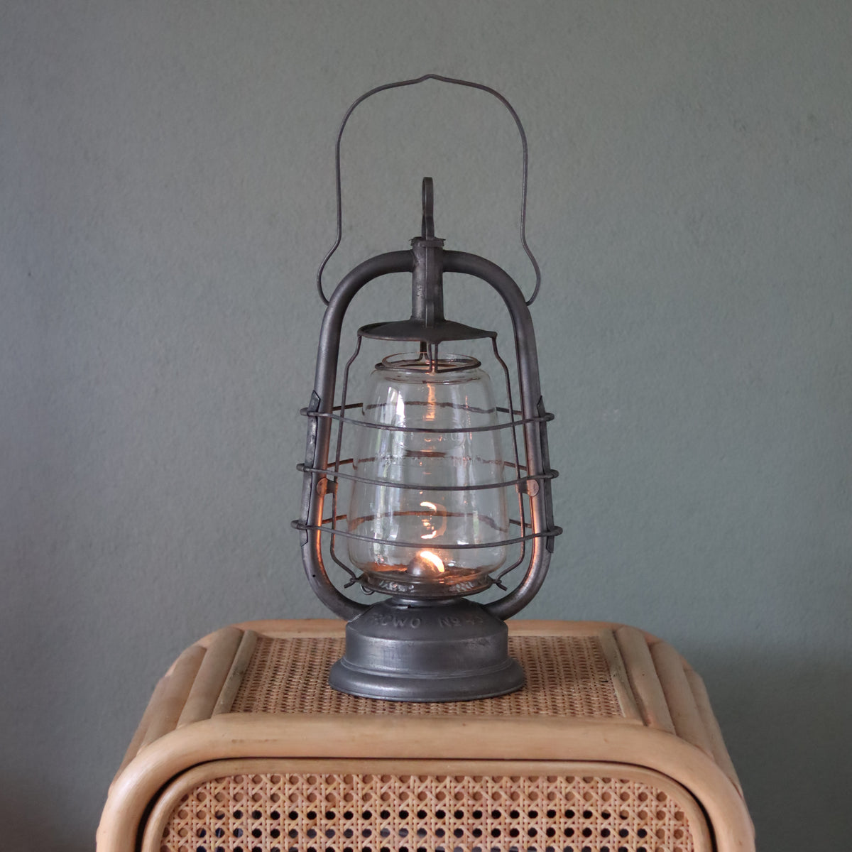 Rare Vintage Frowo Hurricane Lantern – Model No. 435 (1960s–1970s) vintage oil lamp with protective cage and glass chimney.