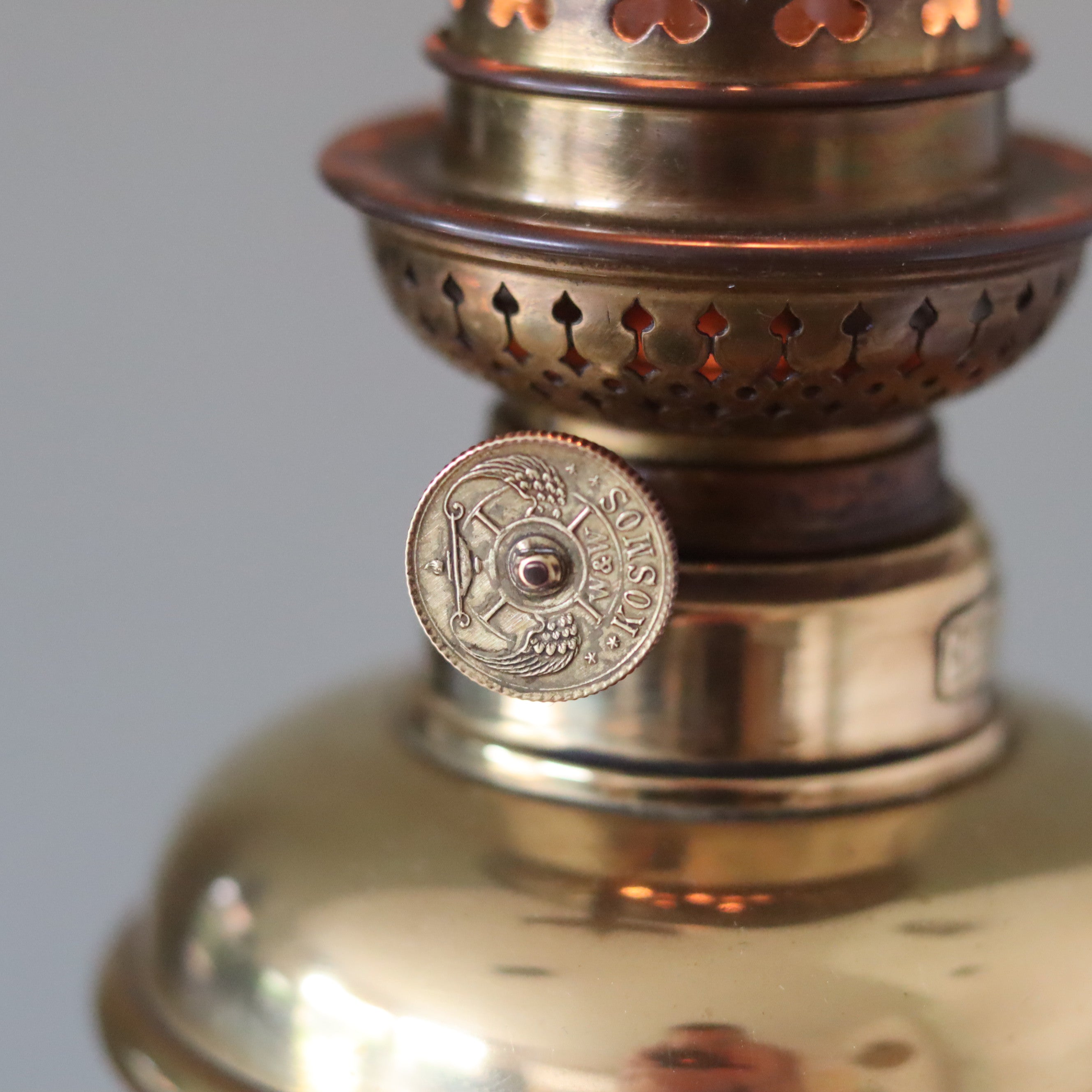 Rare Heavy Oil Lamp – C. Ouvrard Paris with Wild & Wessel Burner, Circa 1930s–1950s detailed brass close-up