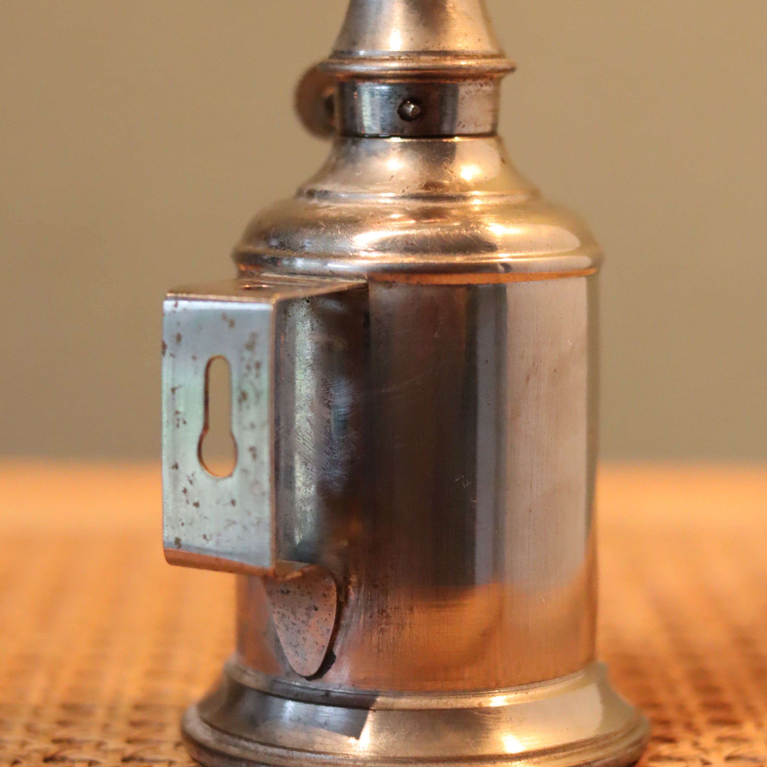 Rare Vintage Pigeon-Style Oil Lamp – SIAE “La Parisienne” (France) showcasing classic metal craftsmanship and design.