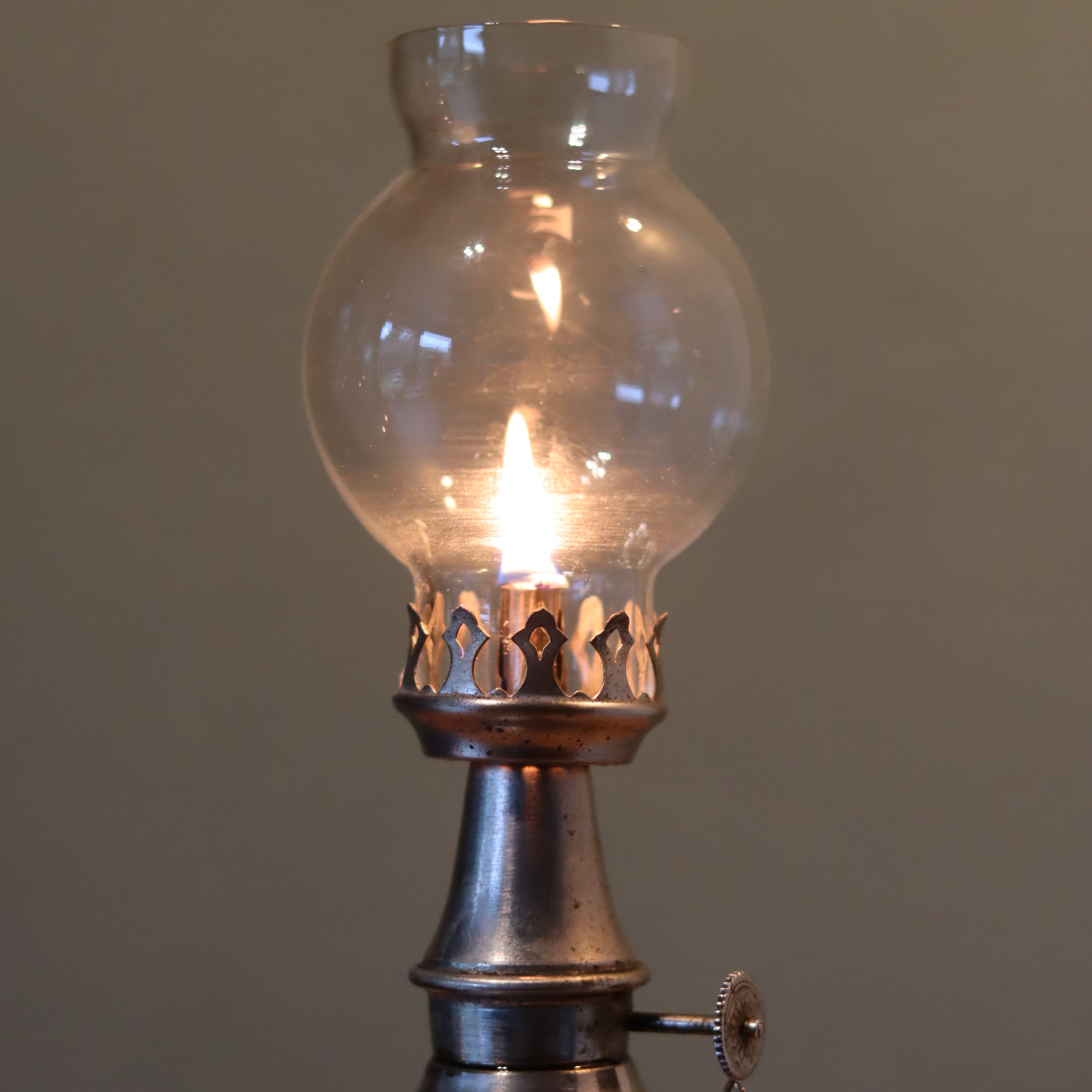 Rare Vintage Pigeon-Style Oil Lamp – SIAE “La Parisienne” (France) glowing with metal base and glass chimney detail