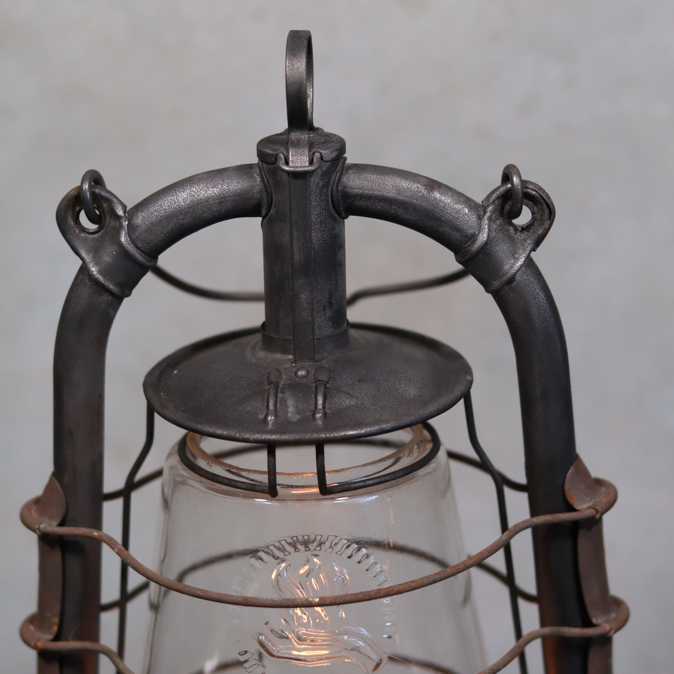 Rare Feuerhand 305 Hurricane Lantern – German Vintage Model with Black Tank (1930–1941), classic oil lamp design detail