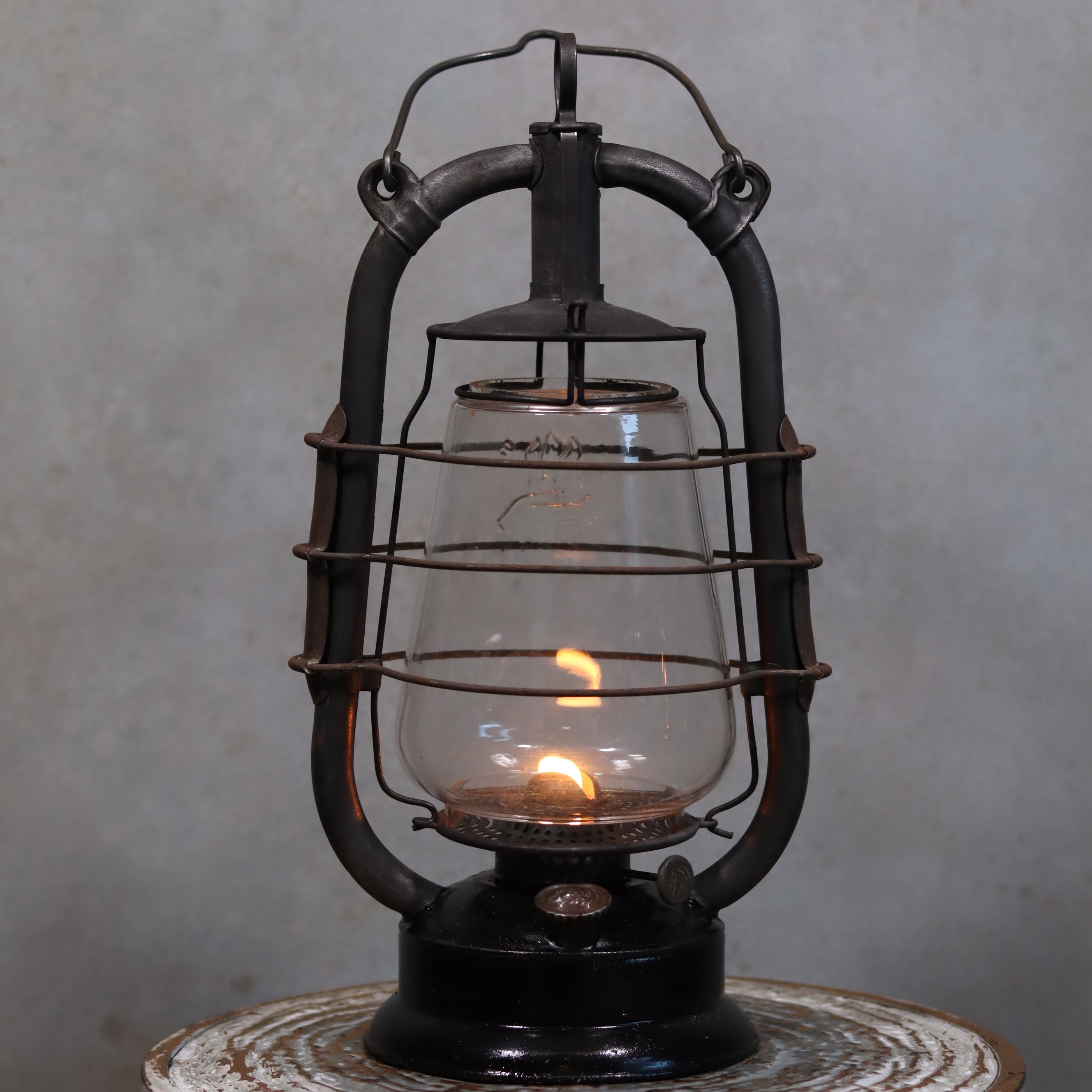 Rare Feuerhand 305 Hurricane Lantern – German Vintage Model with Black Tank (1930–1941) glowing oil lamp vintage design