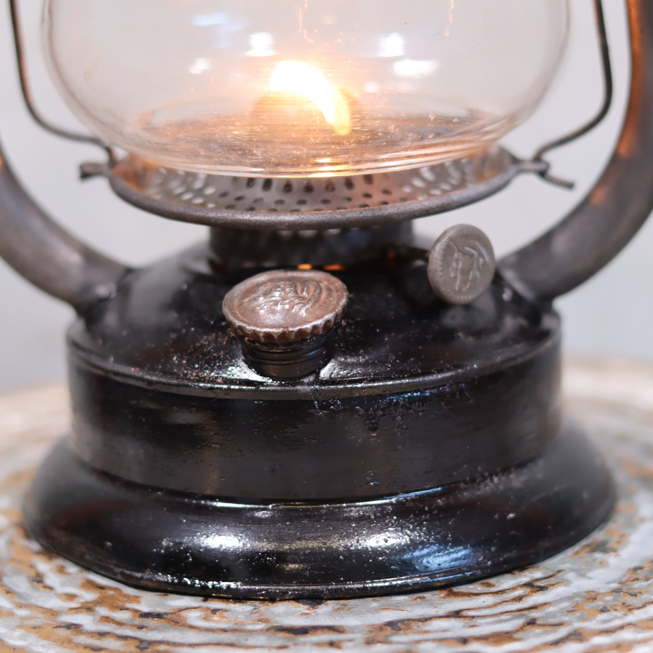 Rare Feuerhand 305 Hurricane Lantern – German Vintage Model with Black Tank (1930–1941) oil lamp close-up lit wick