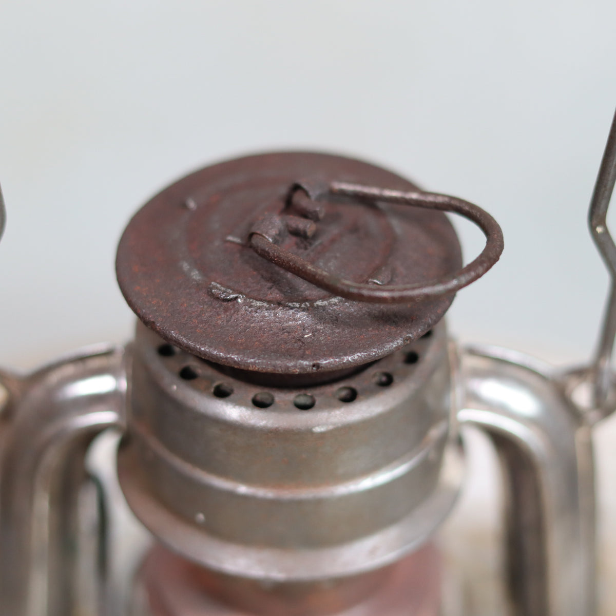 Rare Pre-War Storm Lantern – Feuerhand Atom 75, 1930s oil lamp showing detailed metal burner cap in excellent condition