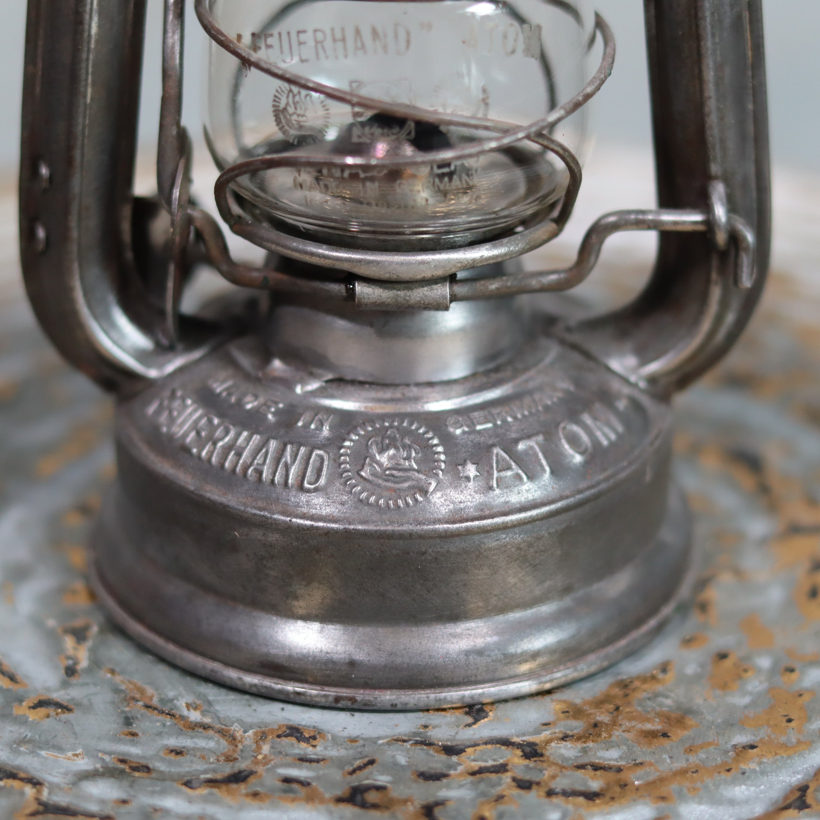 Rare Pre-War Storm Lantern – Feuerhand Atom 75, 1930s, close-up of oil lamp base with original marked glass in excellent condition