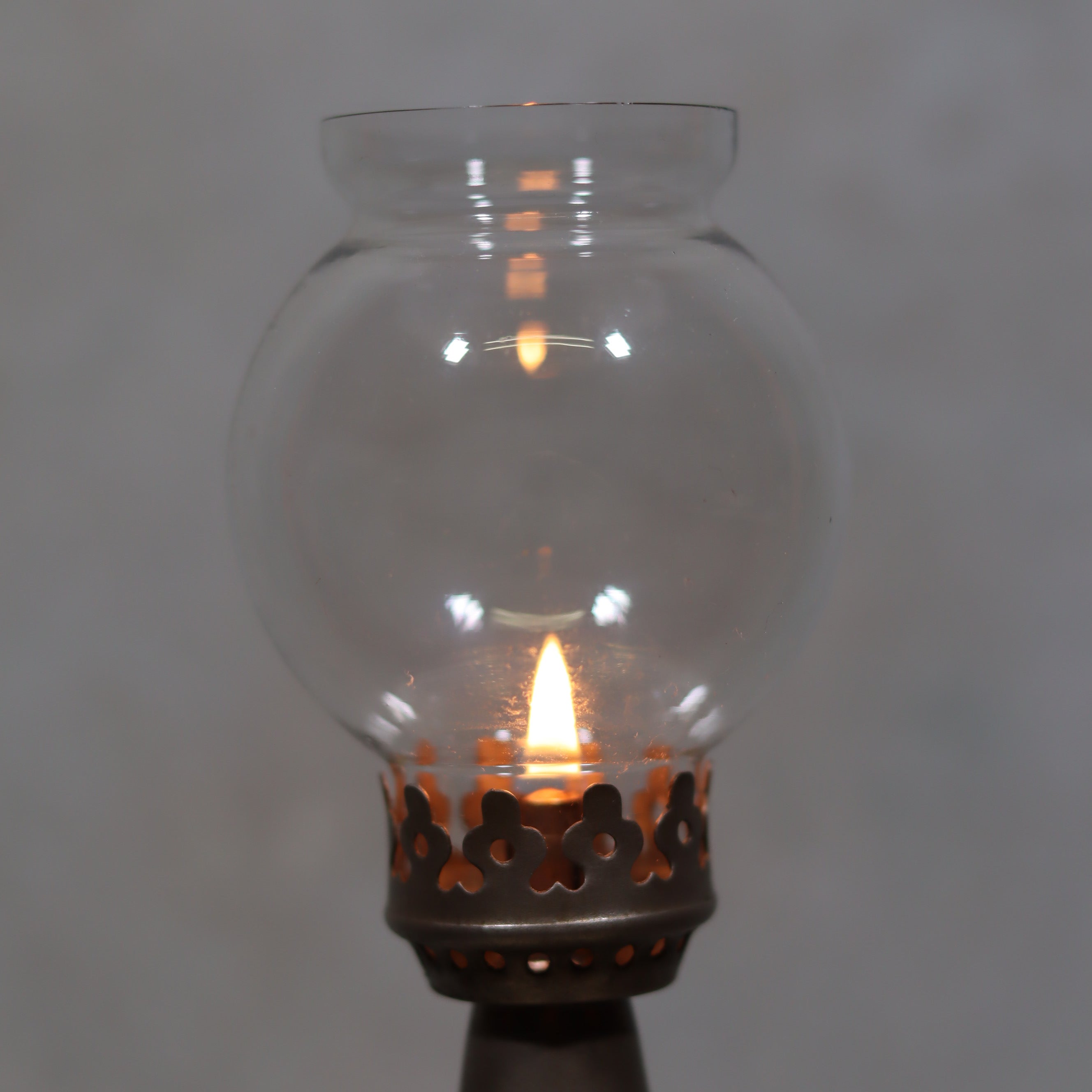 Vintage SIAE Oil Lamp – “La Parisienne” Model with clear glass globe and lit flame, complete and functional design