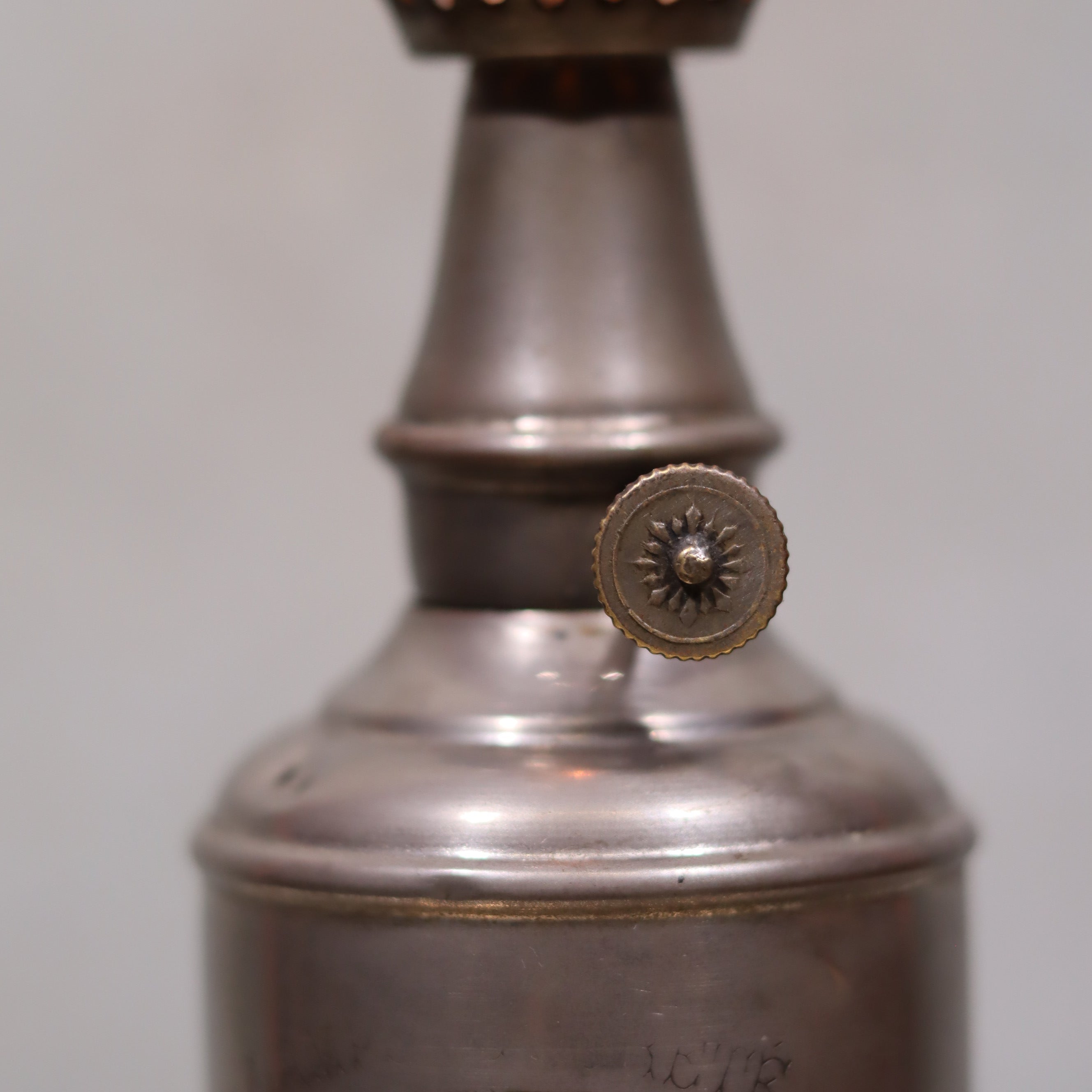 Vintage SIAE Oil Lamp – “La Parisienne” Model, Complete & Functional close-up of metal oil lamp details
