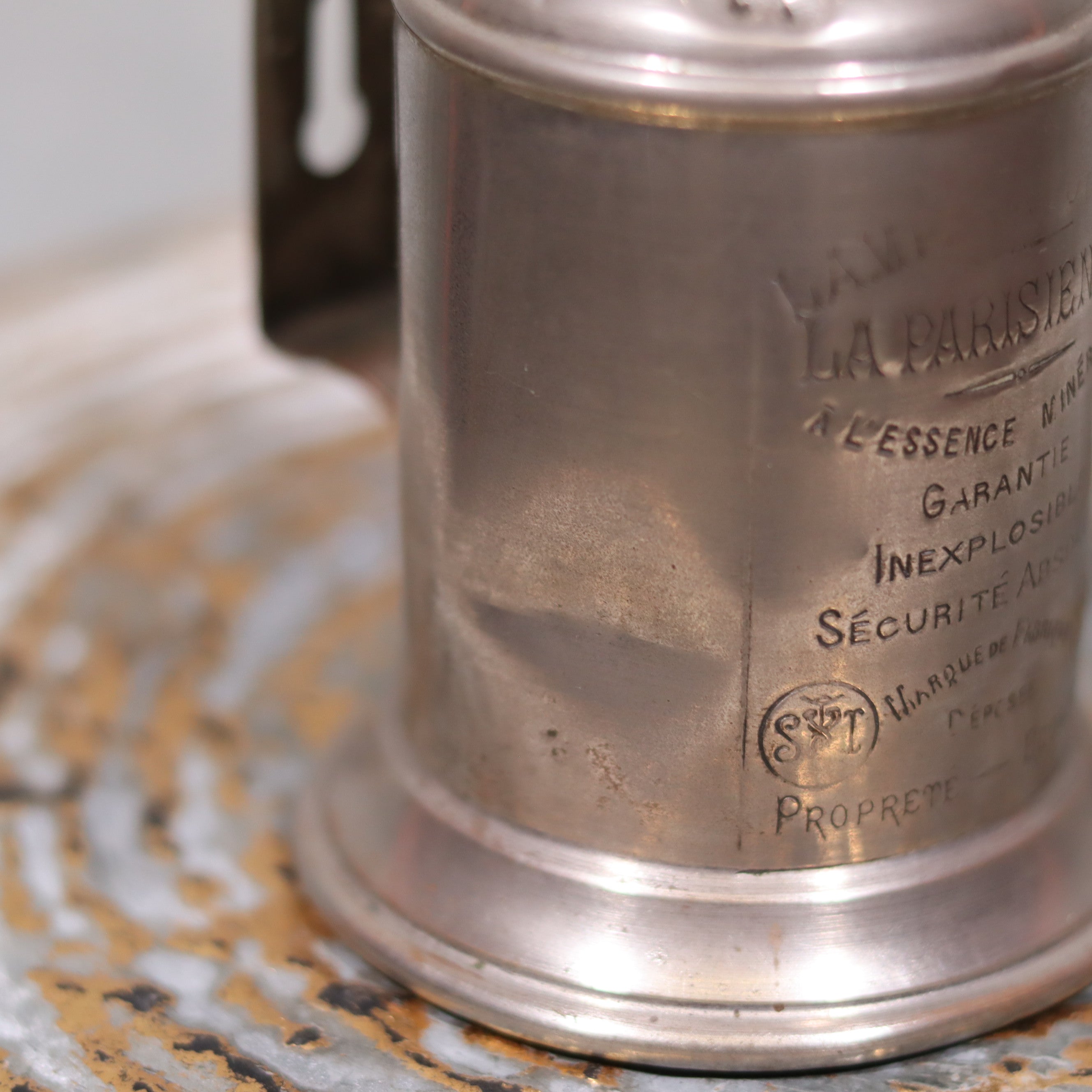 Close-up view of the metal base of the Vintage SIAE Oil Lamp – “La Parisienne” Model, Complete & Functional.