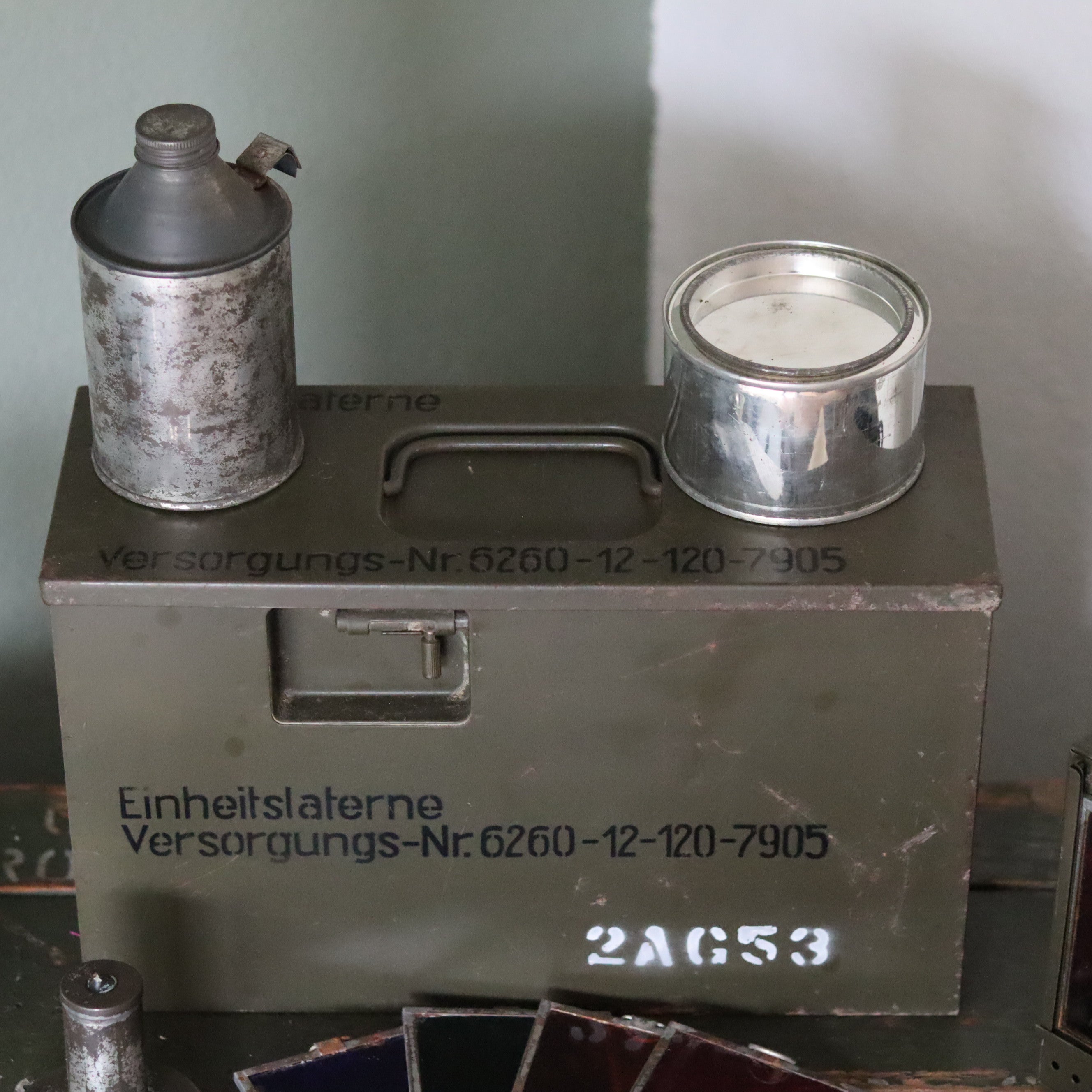 Rare German Military Lantern Set – Einheitslaterne 2AG53 with Multi-Fuel Options and Accessories (Osmeka, 1950s–1960s)