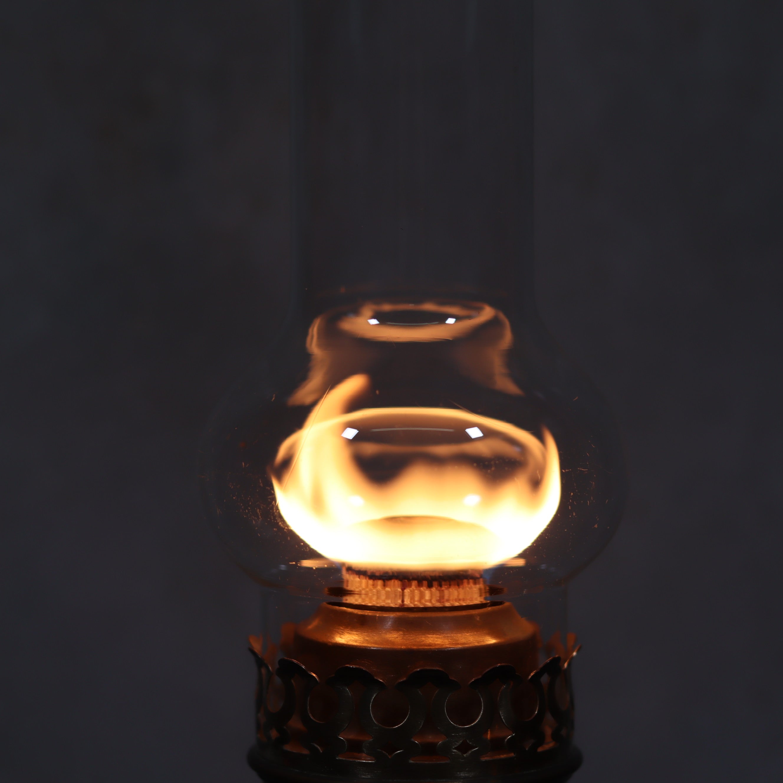 Vintage XXL Oil Lamp with BJB Matador Burner – Bronze Base with Cherub Design illuminated against dark background