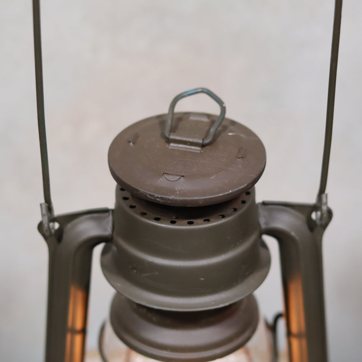 Vintage Czech Storm Lantern – Meva 863 – Made in Czechoslovakia – 1982 – Beautiful Painted Finish oil lamp close-up detail