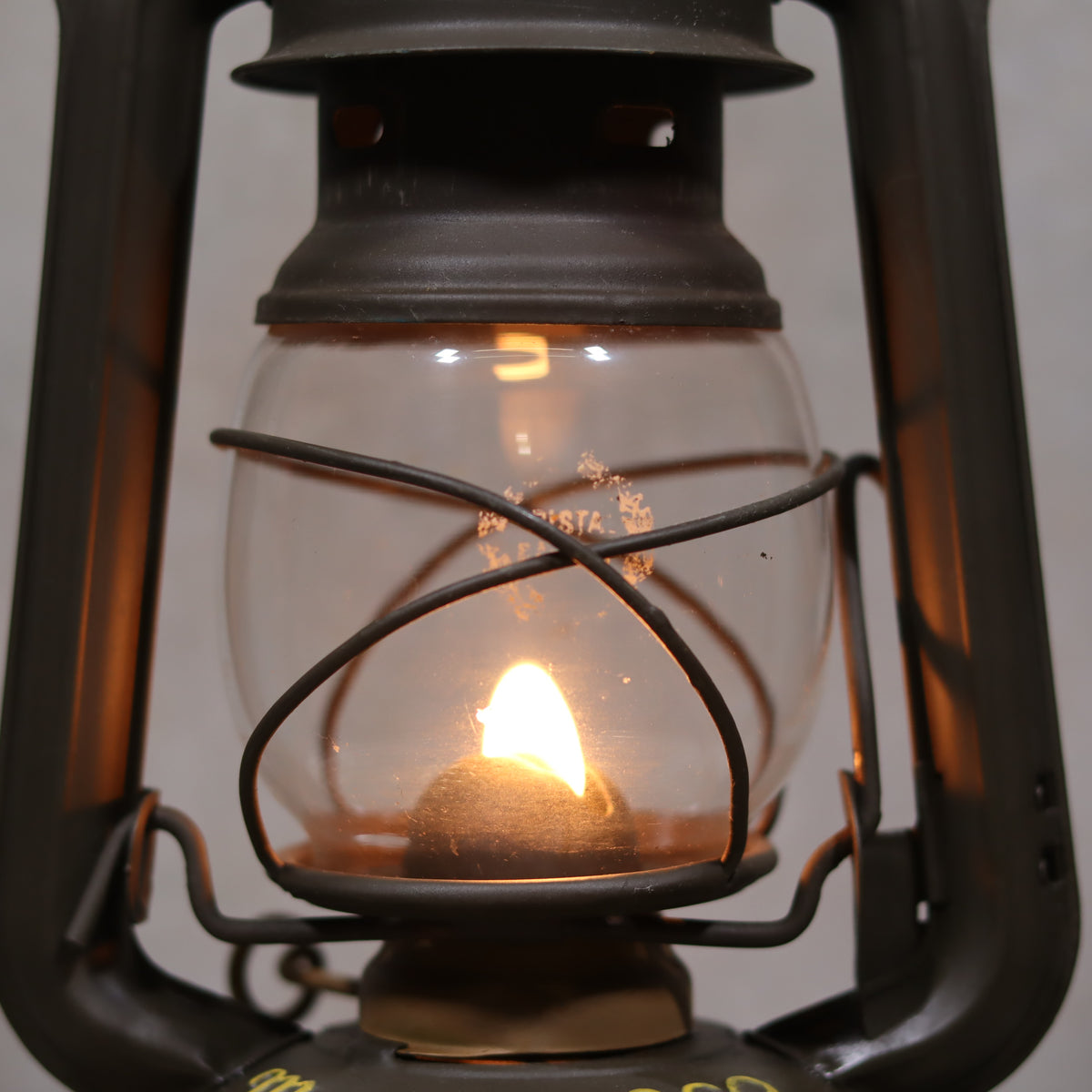 Vintage Czech Storm Lantern – Meva 863 – Made in Czechoslovakia – 1982 – Beautiful Painted Finish oil lamp close-up lit flame