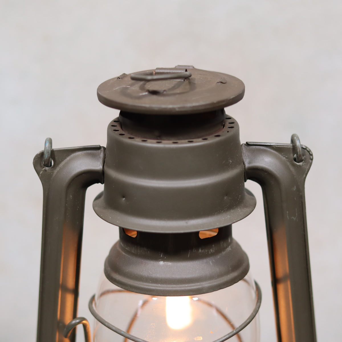 Vintage Czech Storm Lantern – Meva 863 – Made in Czechoslovakia – 1982 – Beautiful Painted Finish oil lamp close-up detail