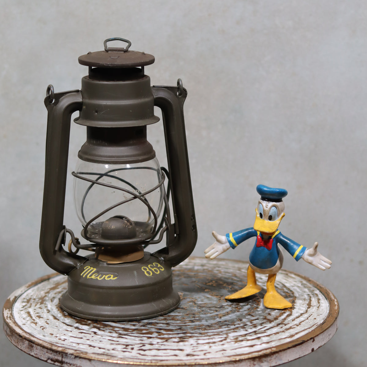 Vintage Czech Storm Lantern – Meva 863 – Made in Czechoslovakia – 1982 – Beautiful Painted Finish oil lamp close-up view