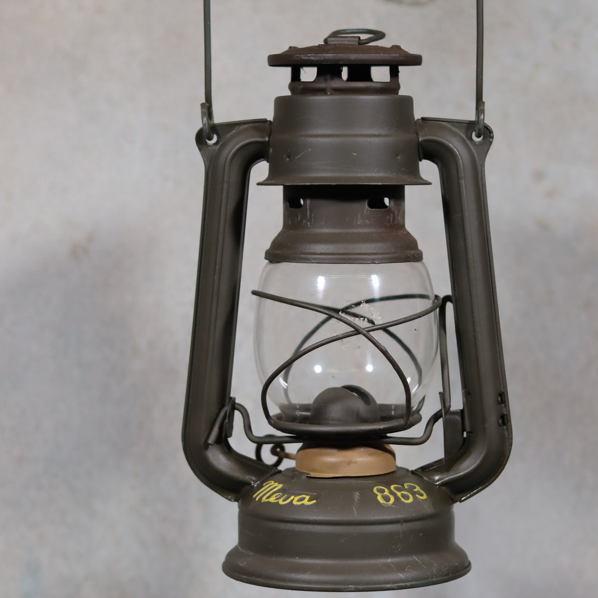 Vintage Czech Storm Lantern – Meva 863 – Made in Czechoslovakia – 1982 – Beautiful Painted Finish oil lamp close-up view