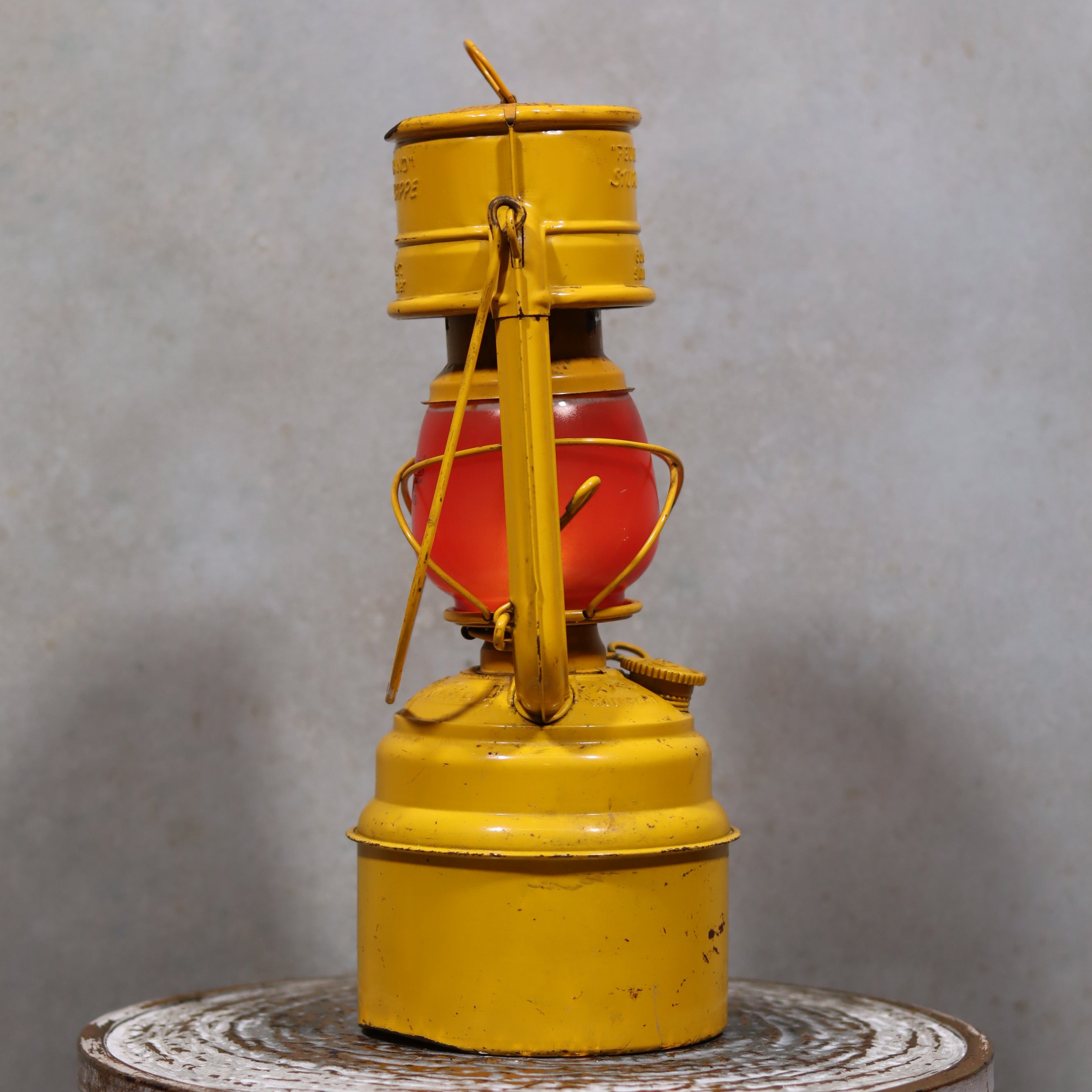 Vintage Feuerhand Hurricane Lantern – Baby Special 276 STK/70 oil lamp in yellow with red glass, classic safety design and 70-hour burn time