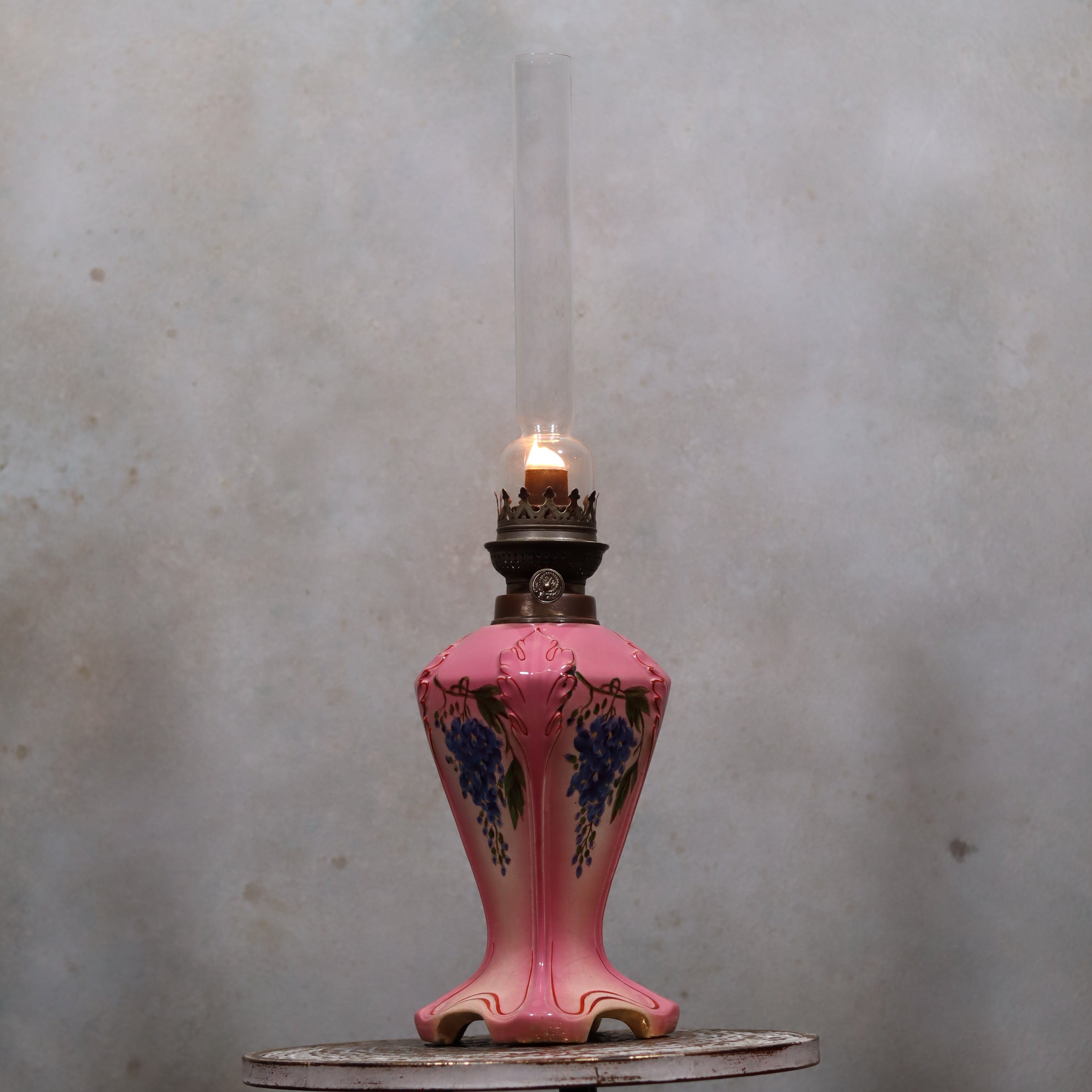 Elegant Vintage Porcelain Oil Lamp – Pink with Grape Motif – Hugo Schneider Burner – 1930s lit antique lamp detail