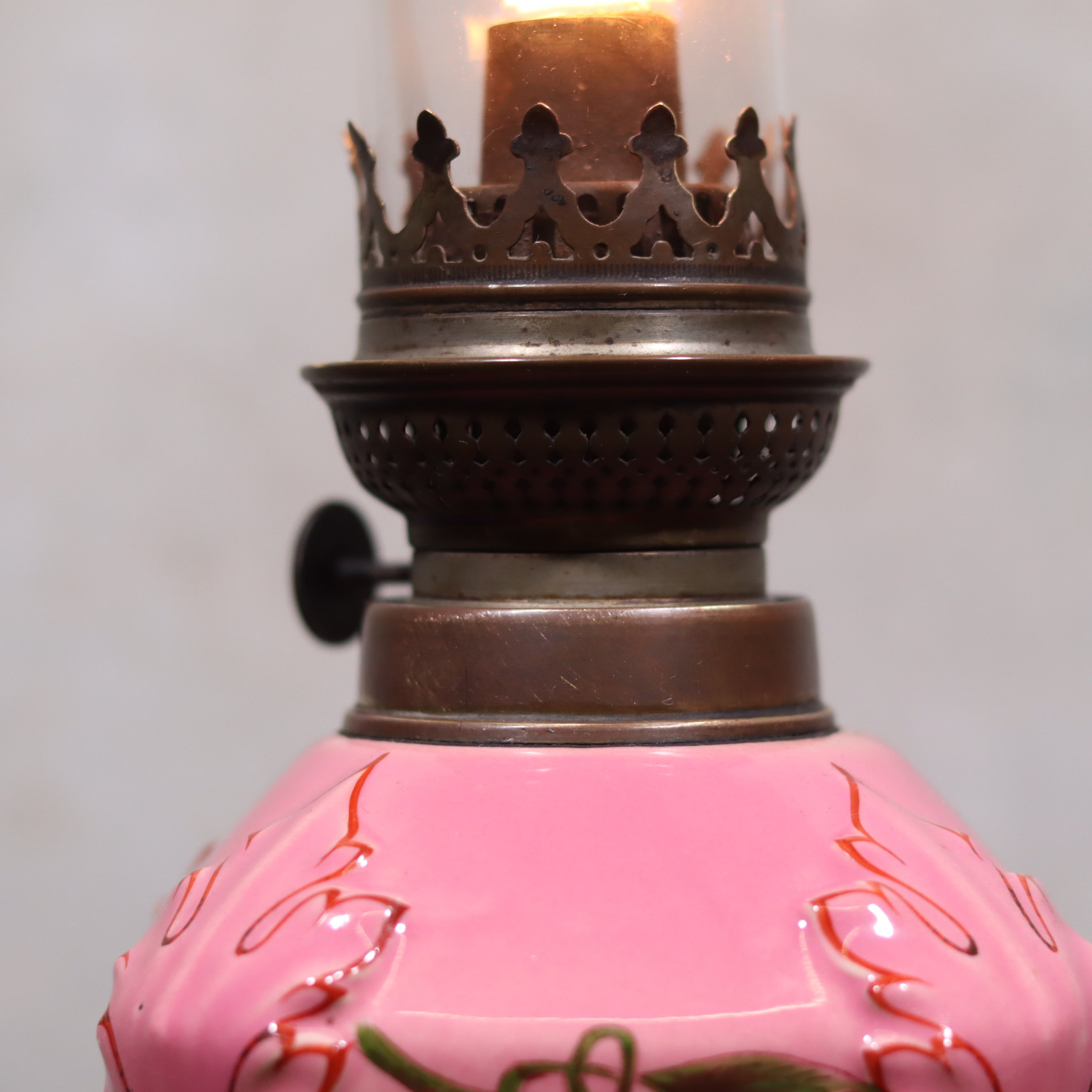 Elegant Vintage Porcelain Oil Lamp – Pink with Grape Motif – Hugo Schneider Burner – 1930s close-up of burner and porcelain base