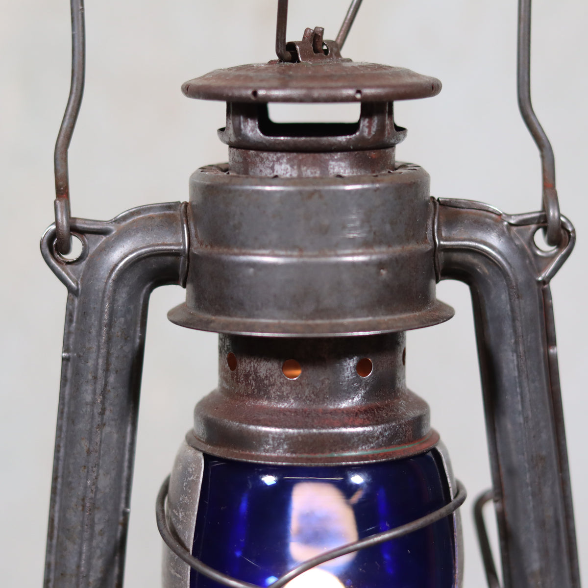 Vintage Feuerhand 176 Hurricane Lantern – 1960s – Superb Condition with Blue Glass & Reflector oil lamp detailed close-up