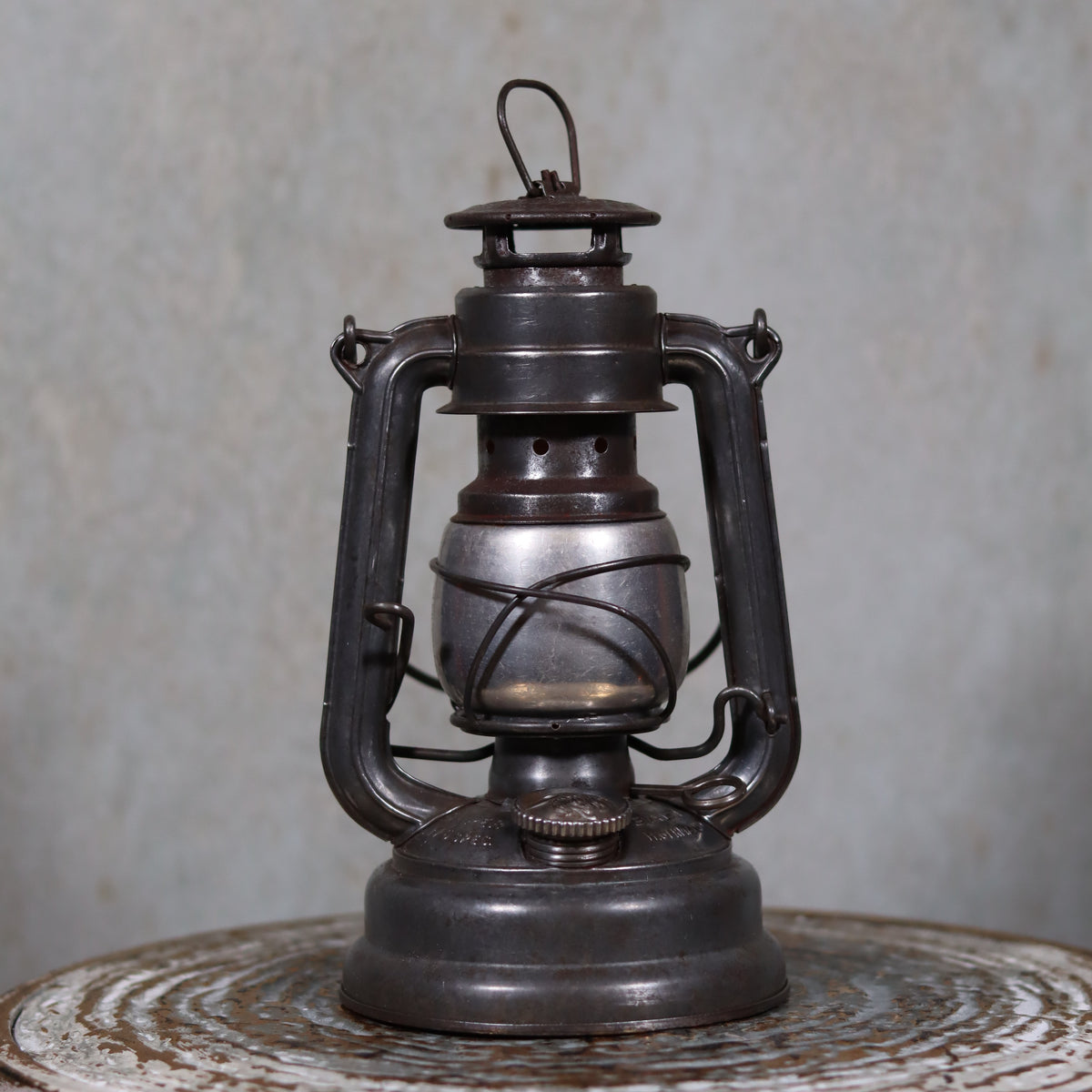 Vintage Feuerhand 176 Hurricane Lantern – 1960s – Superb Condition with Blue Glass & Reflector classic oil lamp design close-up view