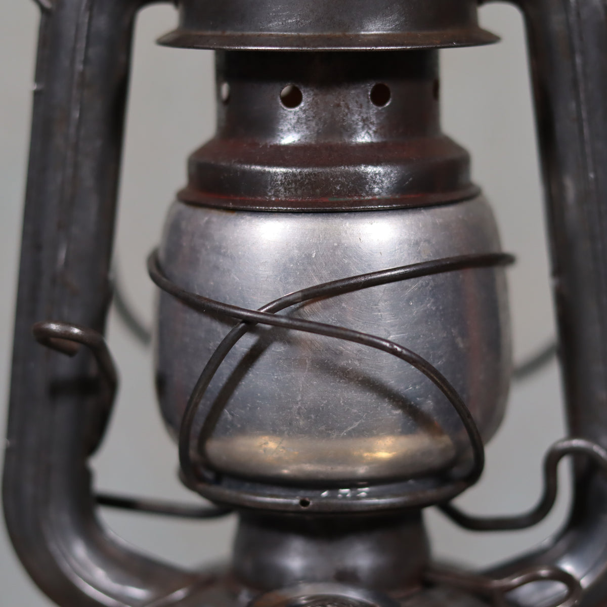 Vintage Feuerhand 176 Hurricane Lantern – 1960s – Superb Condition with Blue Glass & Reflector oil lamp close-up view