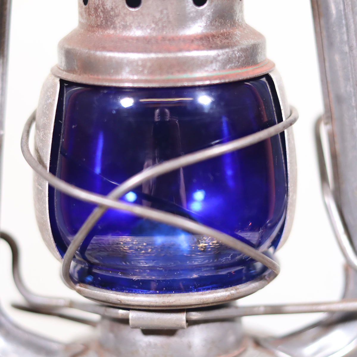 Vintage Feuerhand 176 Hurricane Lantern – 1960s – Superb Condition with Blue Glass & Reflector close-up of oil lamp detail