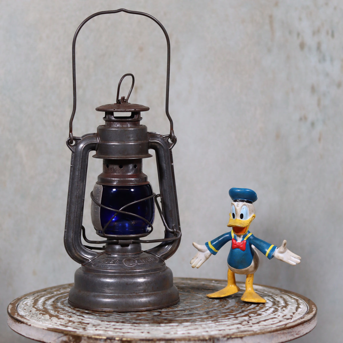 Vintage Feuerhand 176 Hurricane Lantern – 1960s – Superb Condition with Blue Glass & Reflector oil lamp on textured surface