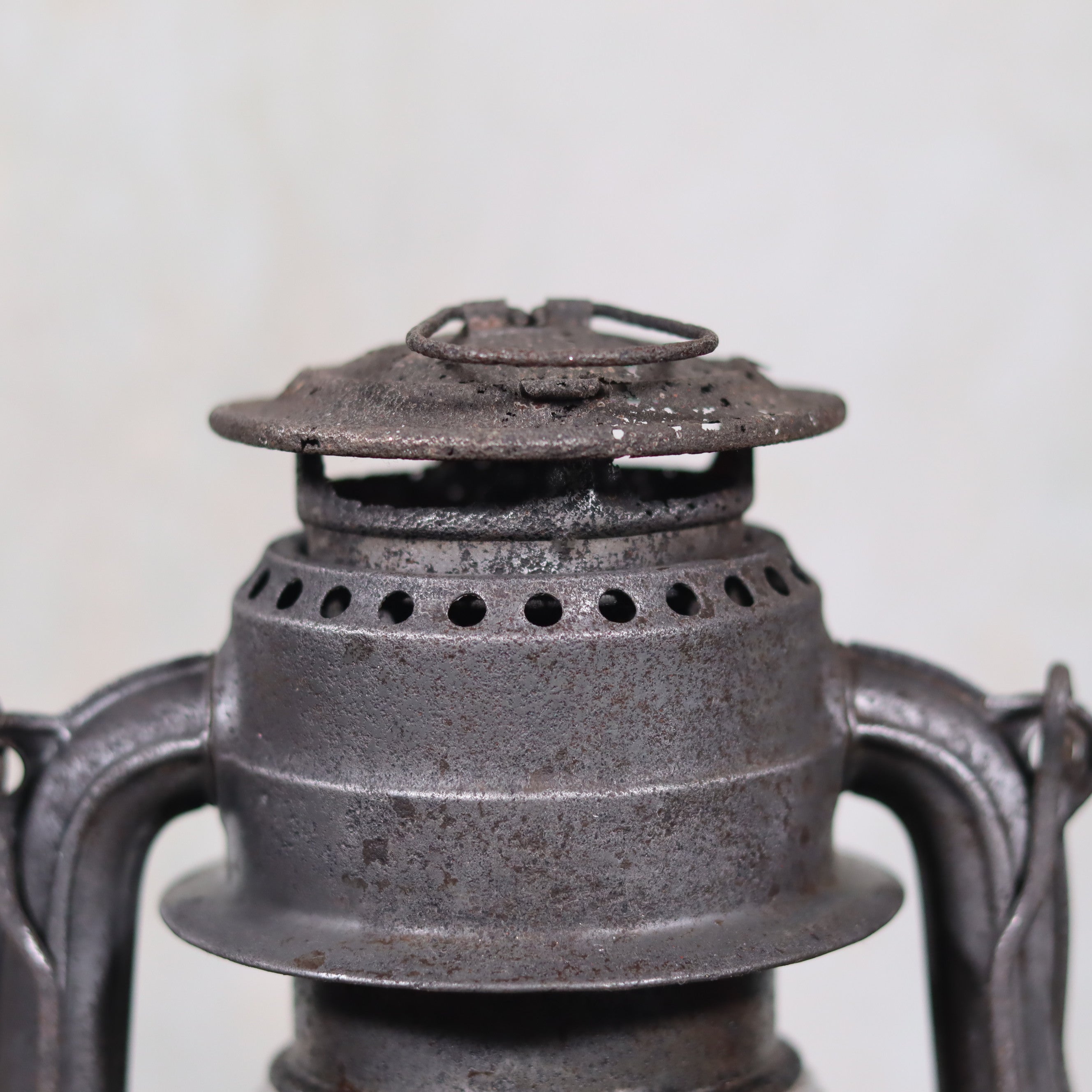 Extremely Rare Pre-War Feuerhand 375 K Hurricane Lantern – 1930s, Red Marked Glass, Reflector & Vehicle Holder