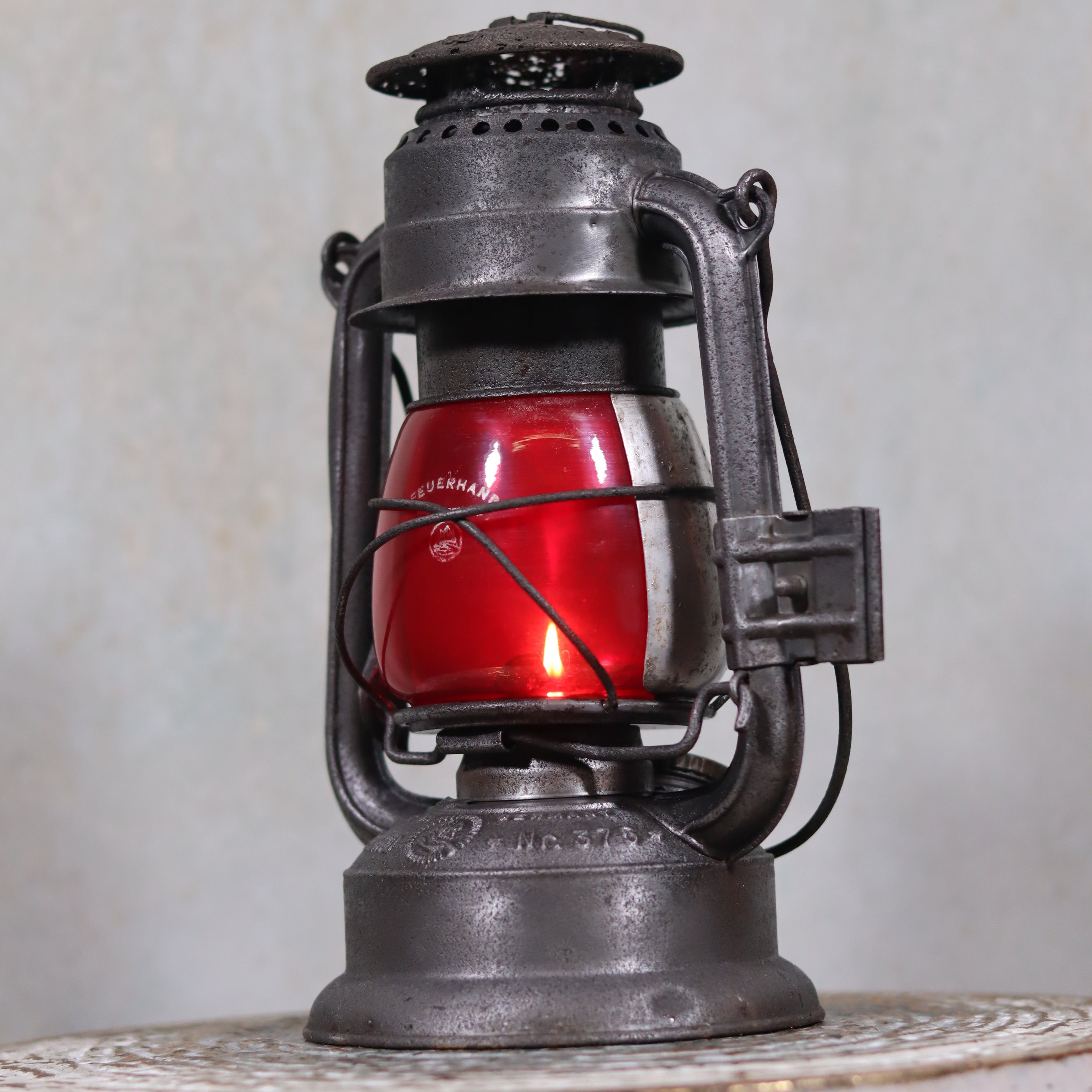 Extremely Rare Pre-War Feuerhand 375 K Hurricane Lantern – 1930s, Red Marked Glass, Reflector & Vehicle Holder