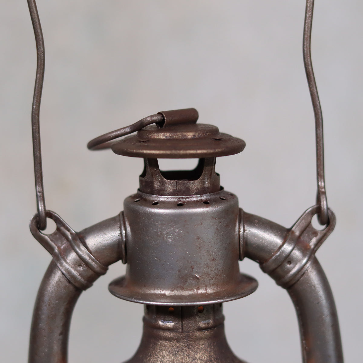 Extremely Rare Pre-War Storm Lantern – Hasag Orkan No. 333 (1937–1939) detailed close-up of vintage oil lamp top and handle