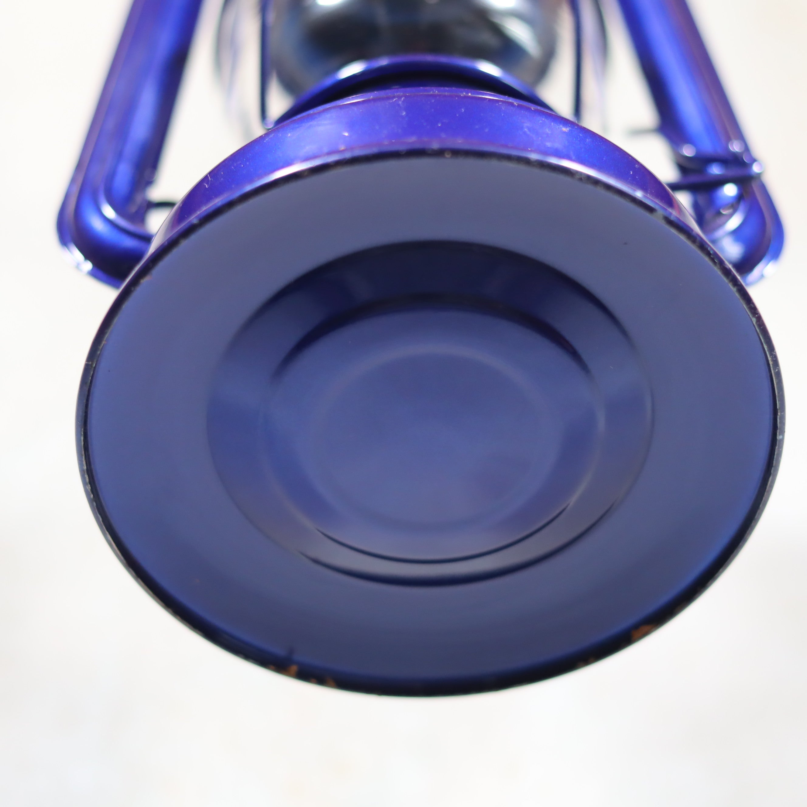 Rare Feuerhand 276 “Night Beach” – Limited Edition Airbrush Model close-up of the blue oil lamp base showing detail and finish