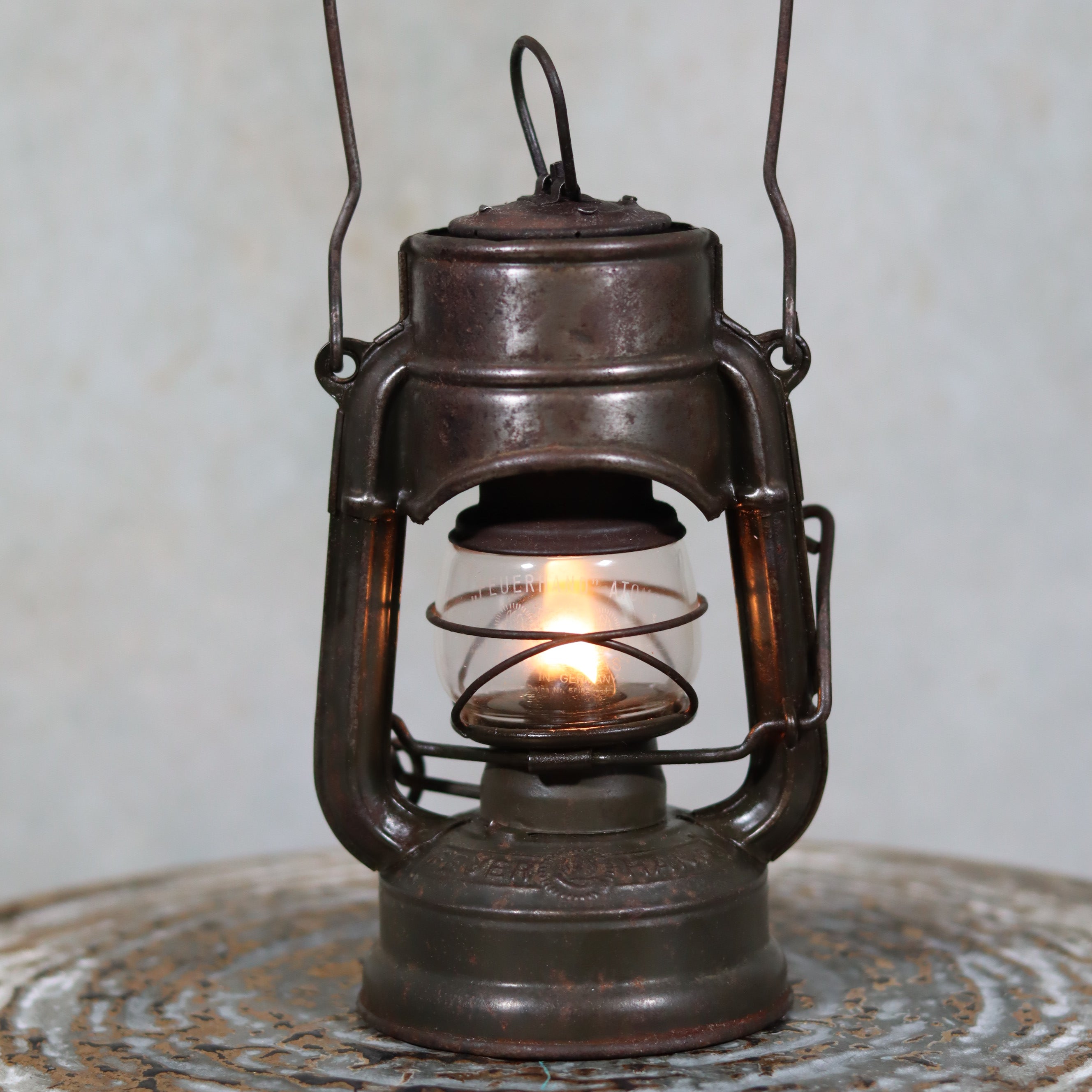 Beautiful and Functional Feuerhand “Atom 75 STK” Storm Lantern – Pre-War oil lamp illuminated vintage design