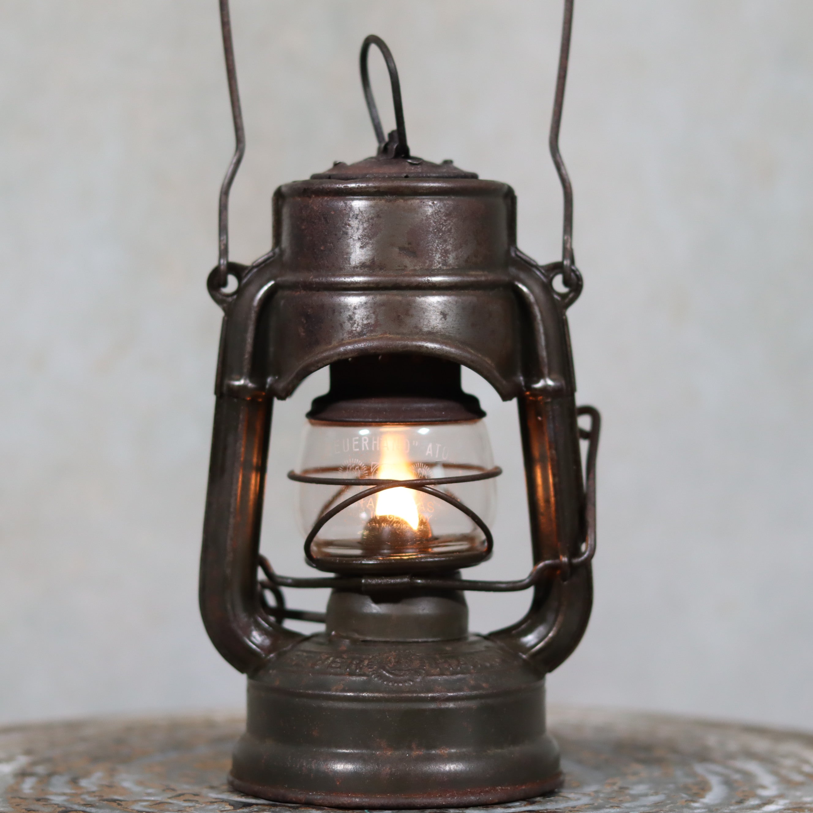 Beautiful and Functional Feuerhand “Atom 75 STK” Storm Lantern – Pre-War, Late 1930s to Early 1940s oil lamp glowing light