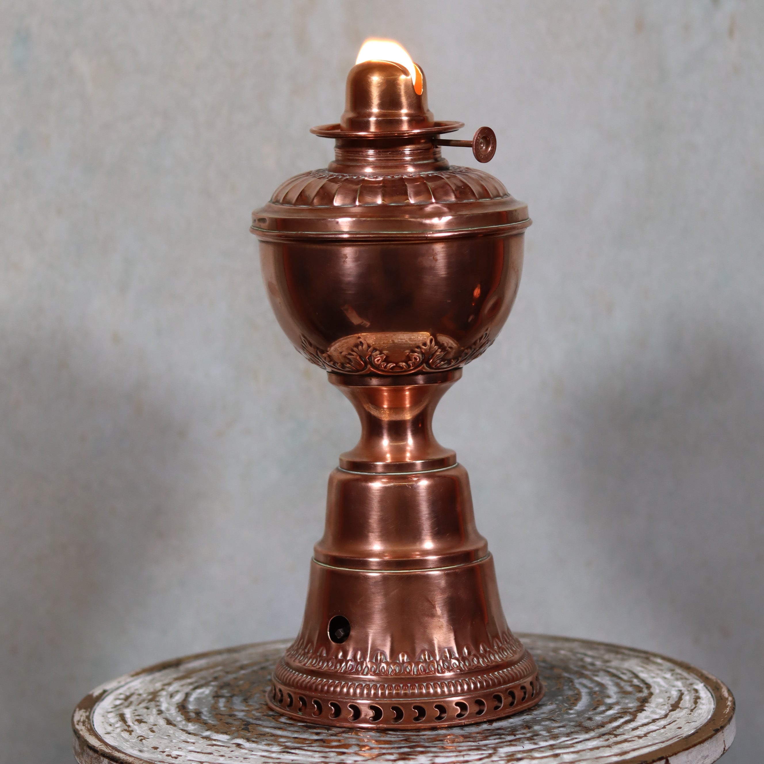 Extremely Rare “Improved Hitchcock Lamp” – Oil Lamp with Integrated Fan – USA, 1895–1905 – Fully Working copper oil lamp lit on table