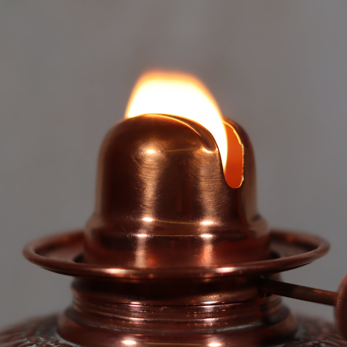 Extremely Rare “Improved Hitchcock Lamp” – Oil Lamp with Integrated Fan – USA, 1895–1905 – glowing flame close-up detail