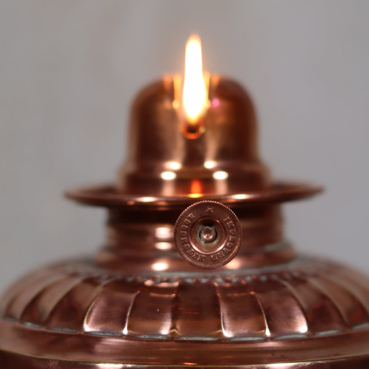 Extremely Rare “Improved Hitchcock Lamp” – Oil Lamp with Integrated Fan – USA, 1895–1905 – Fully Working close-up of flame and lamp detail