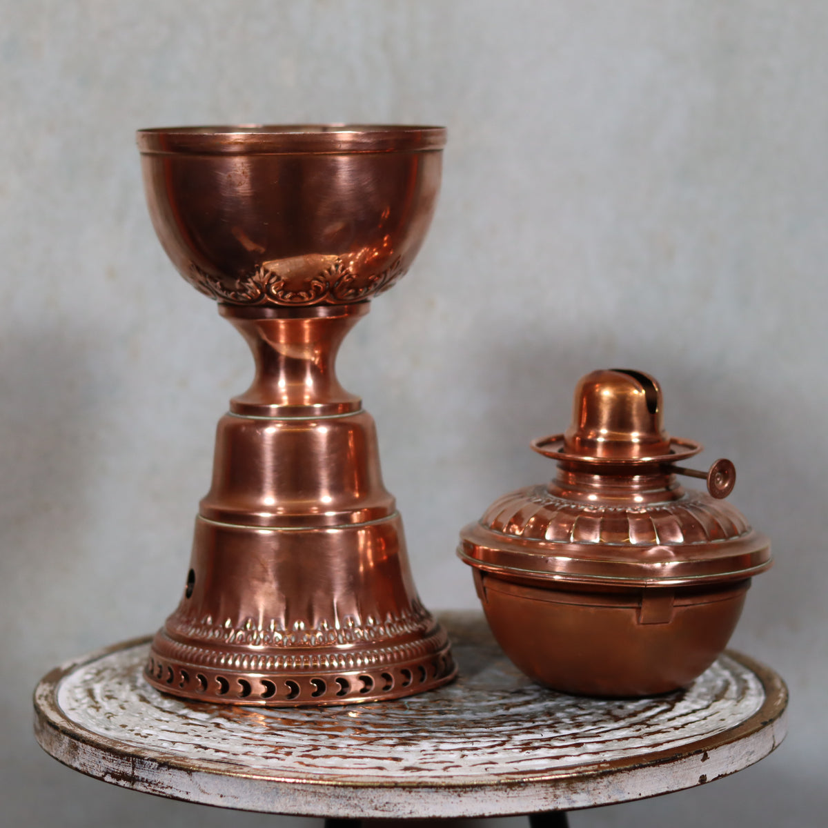 Extremely Rare “Improved Hitchcock Lamp” – Oil Lamp with Integrated Fan – USA, 1895–1905 – Fully Working copper lamp set displayed on rustic surface