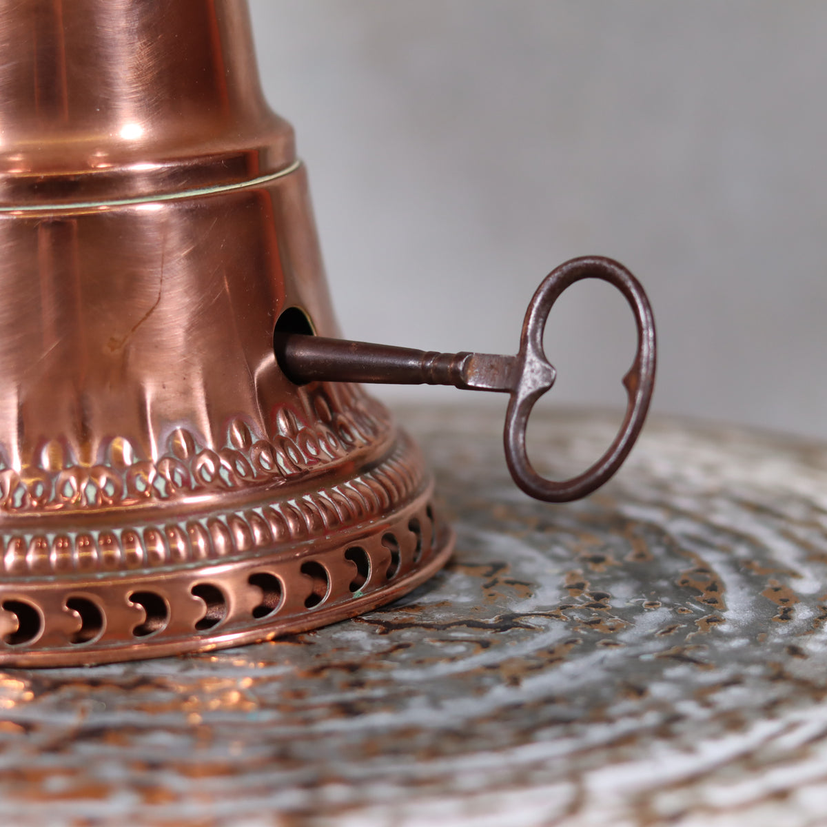 Extremely Rare “Improved Hitchcock Lamp” – Oil Lamp with Integrated Fan – USA, 1895–1905 – Fully Working copper base and winding key detail.