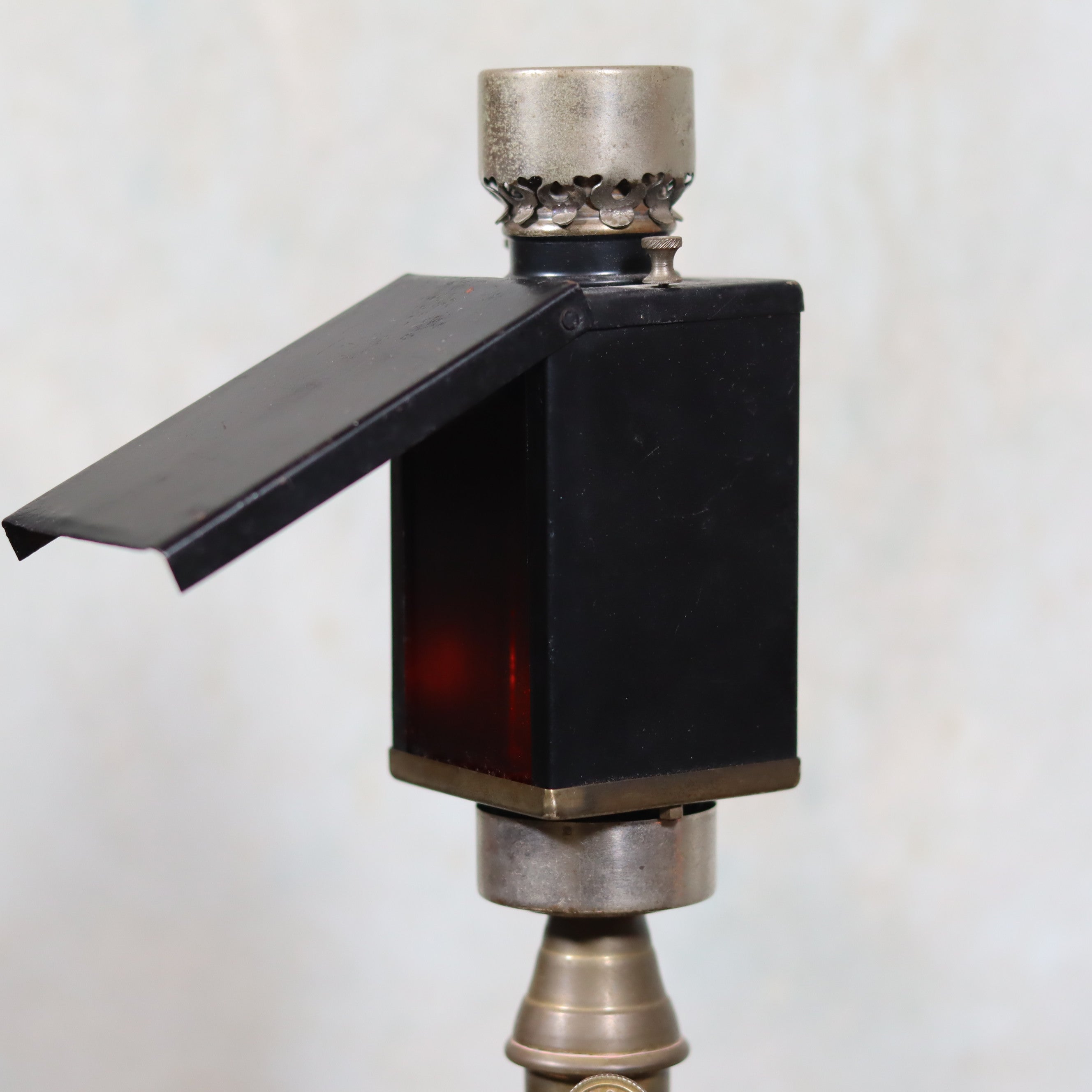 Rare Darkroom Oil Lamp – Pigeon Lamp with “Lampe Junius” Attachment – Excellent Condition in black with metal fittings