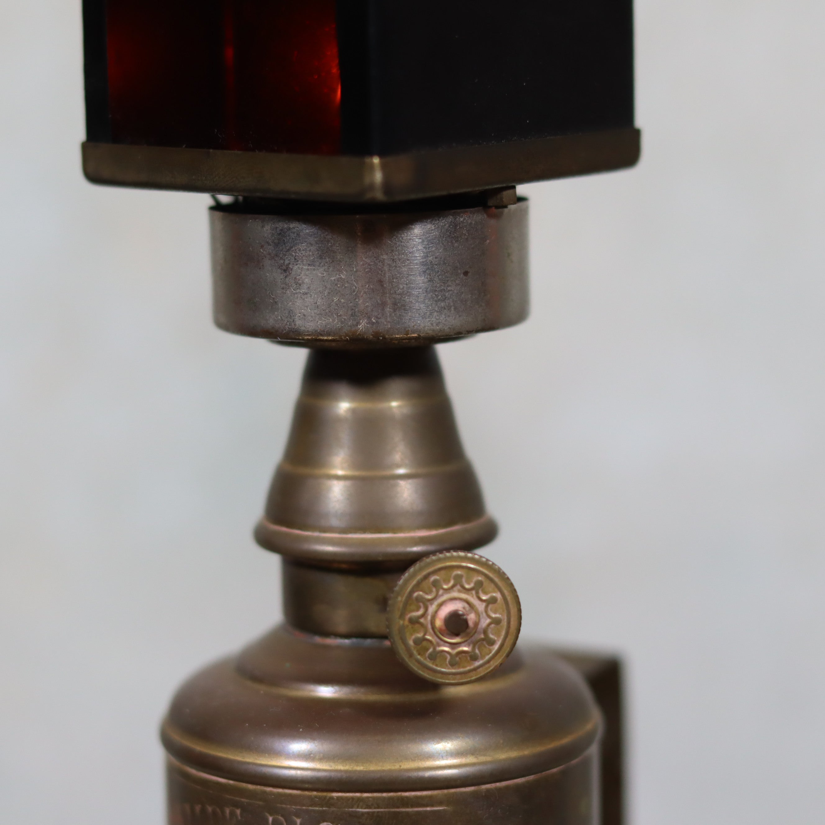 Rare Darkroom Oil Lamp – Pigeon Lamp with “Lampe Junius” Attachment – Excellent Condition close-up on brass adjustment knob and lamp base