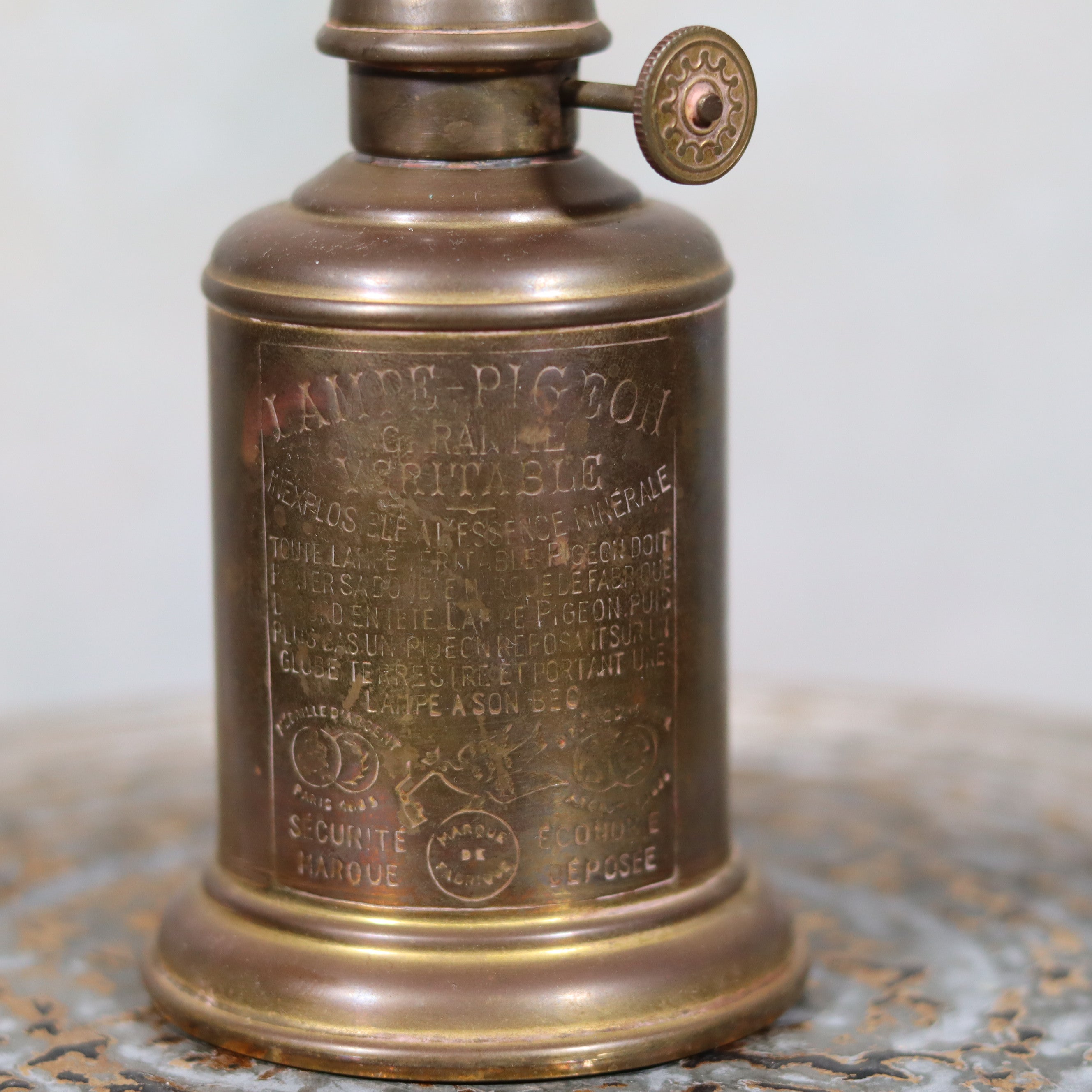 Rare Darkroom Oil Lamp – Pigeon Lamp with “Lampe Junius” Attachment – Excellent Condition vintage brass lamp close-up detail