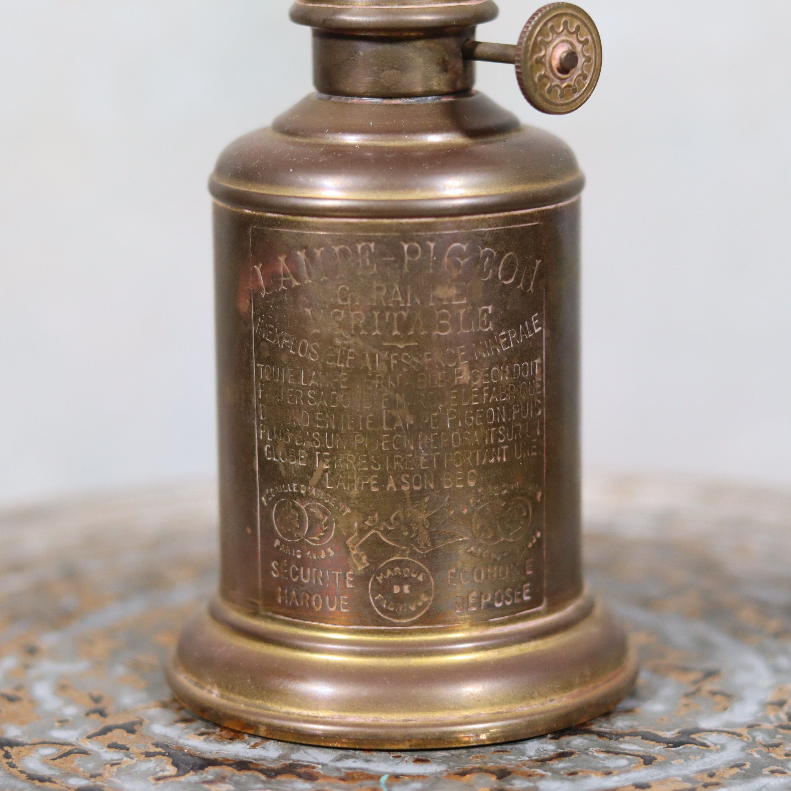 Rare Darkroom Oil Lamp – Pigeon Lamp with “Lampe Junius” Attachment – Excellent Condition vintage brass lamp detail