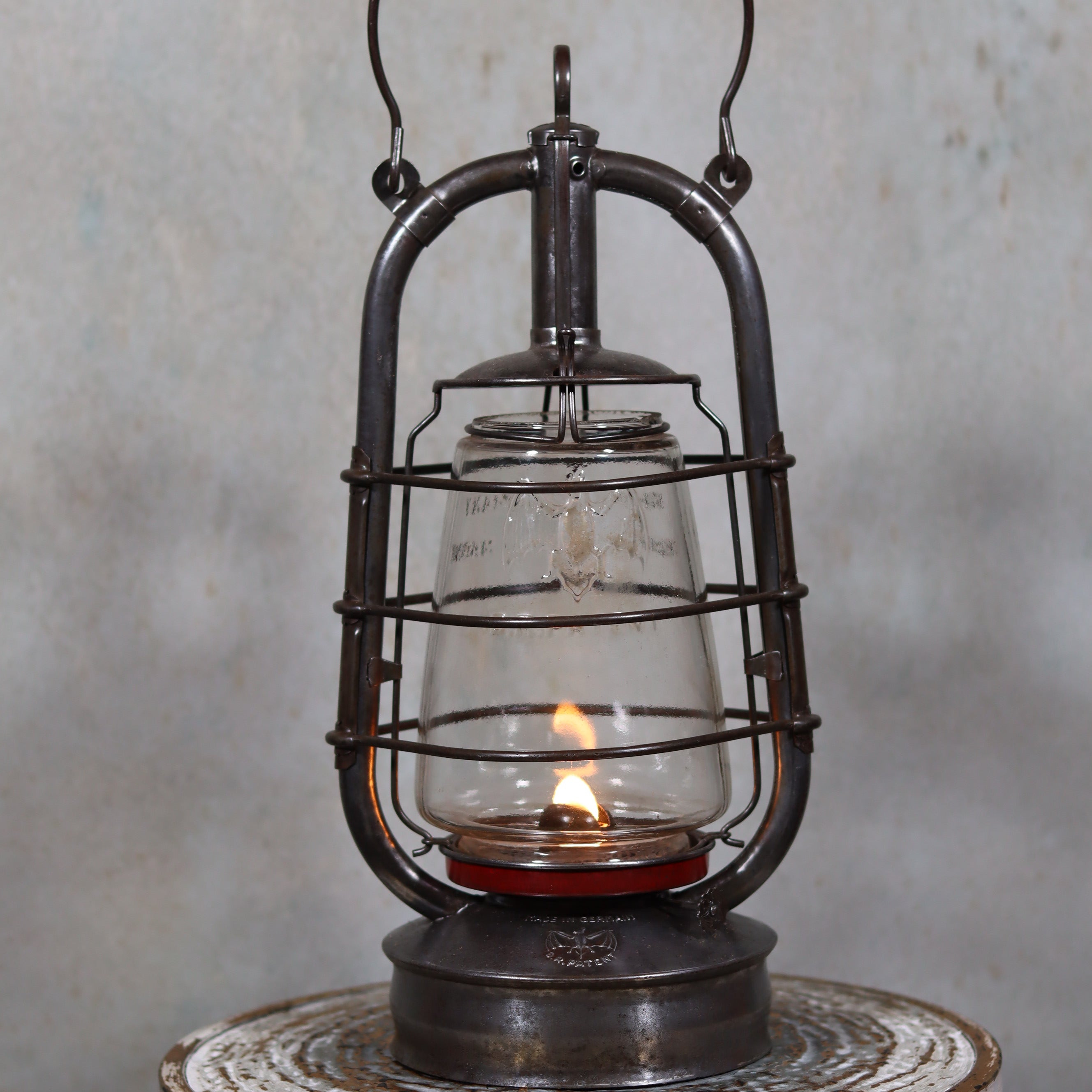 Exceptional Stübgen & Co. BAT 2850 Hurricane Lantern – Germany ca. 1939–1940 oil lamp with marked glass and red accents