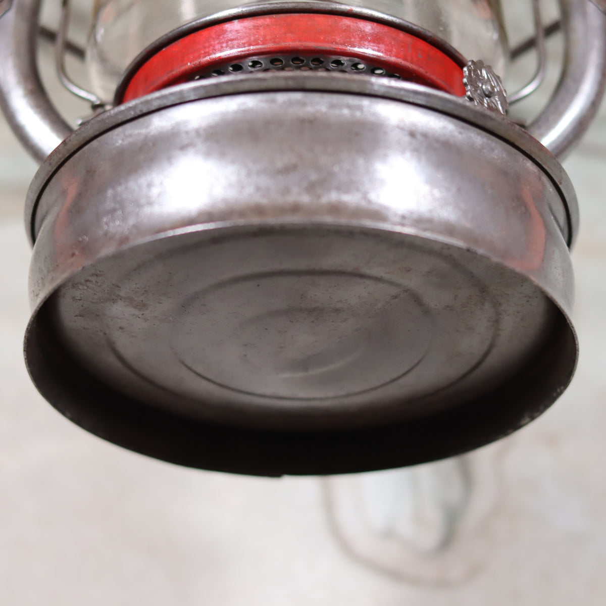 Exceptional Stübgen & Co. BAT 2850 Hurricane Lantern Germany ca 1939–1940 oil lamp with marked glass and red accents close-up bottom view