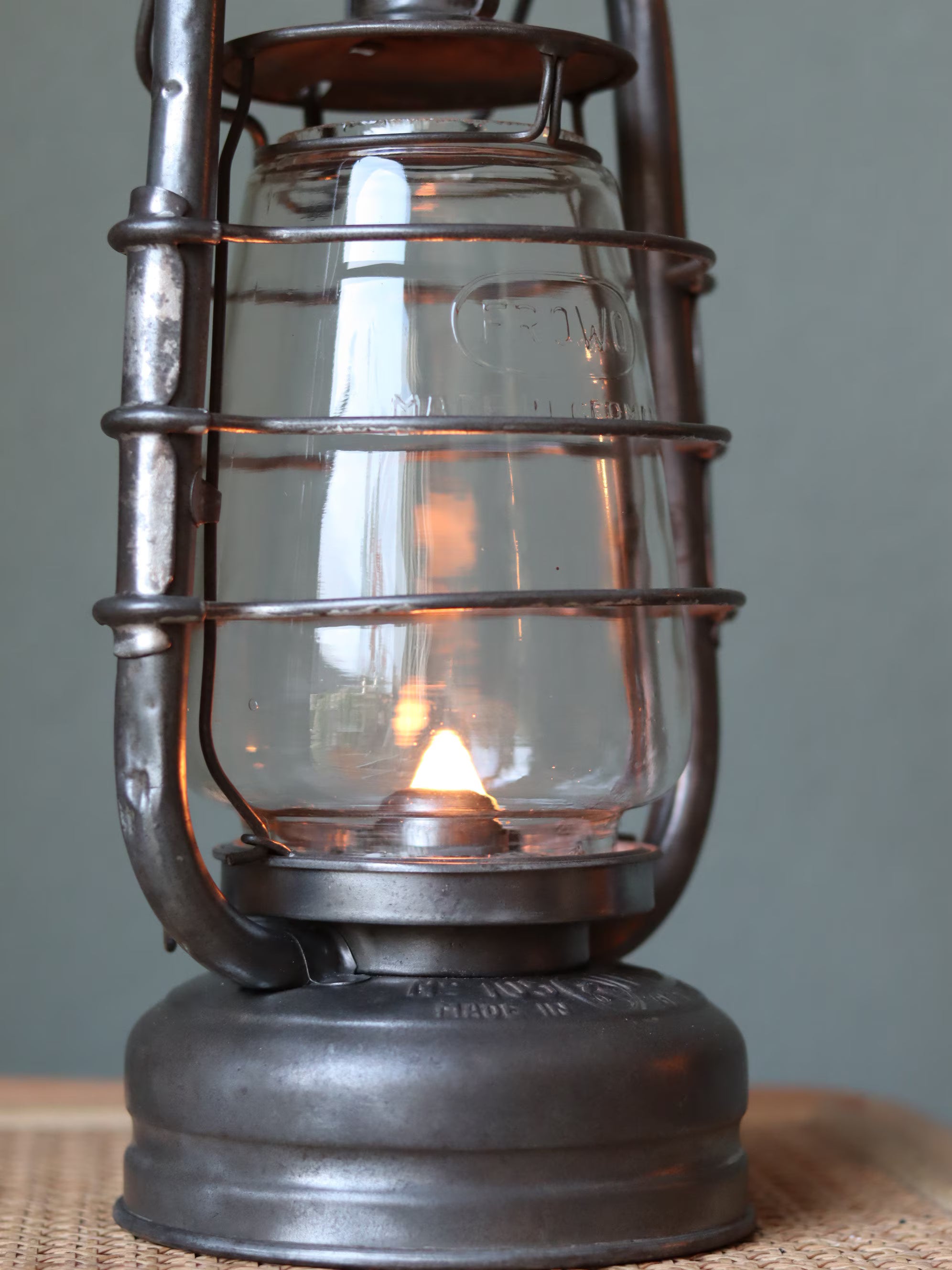 Rare Vintage Frowo 105 Hurricane Lantern – Pre/Post-WWII Model with Dog Emblem (1940s–1950s)