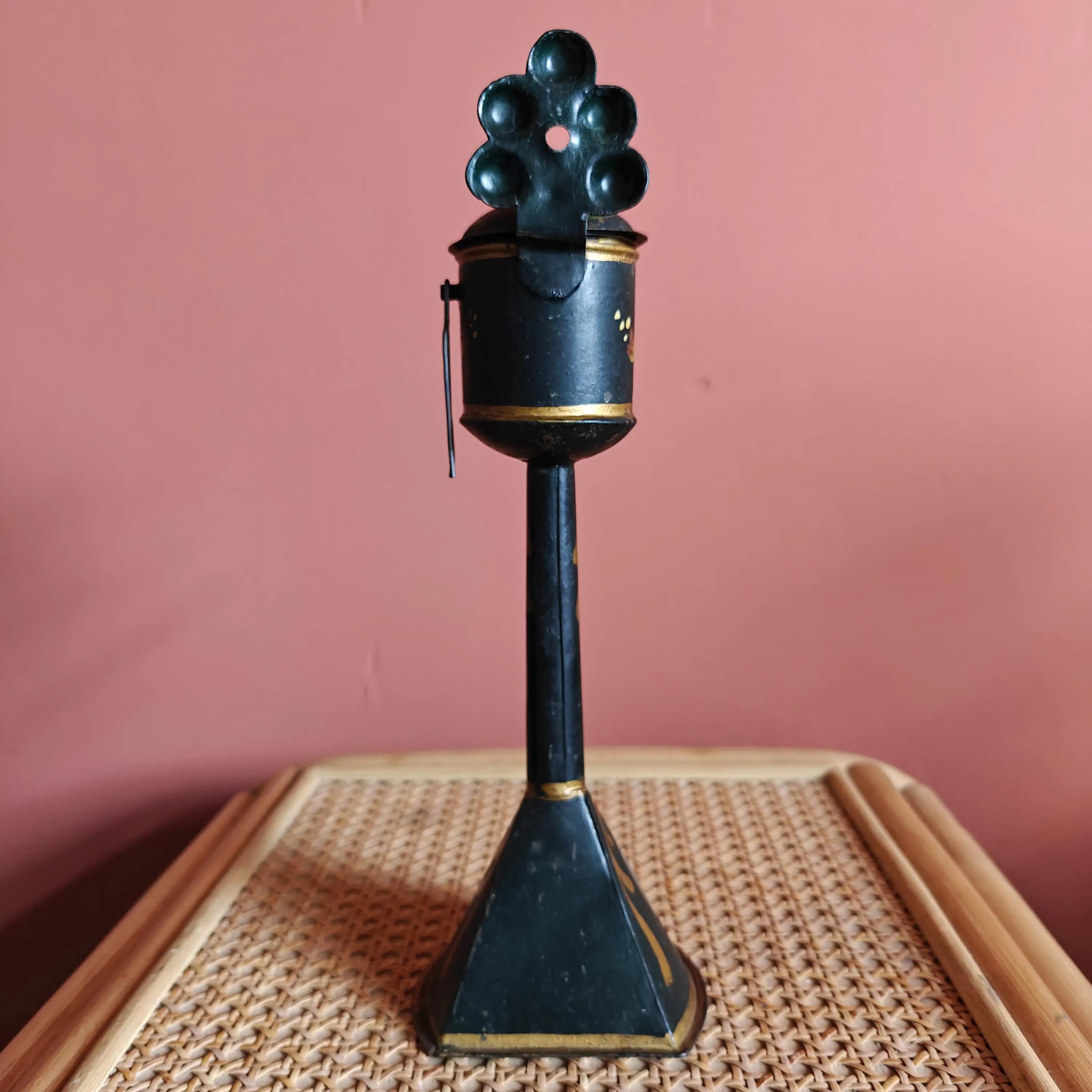 Vintage Dutch Oil Lamp – “Snotneus” Style – Hand-Painted with VOC Ships & Floral Design – 1950s standing on woven mat.